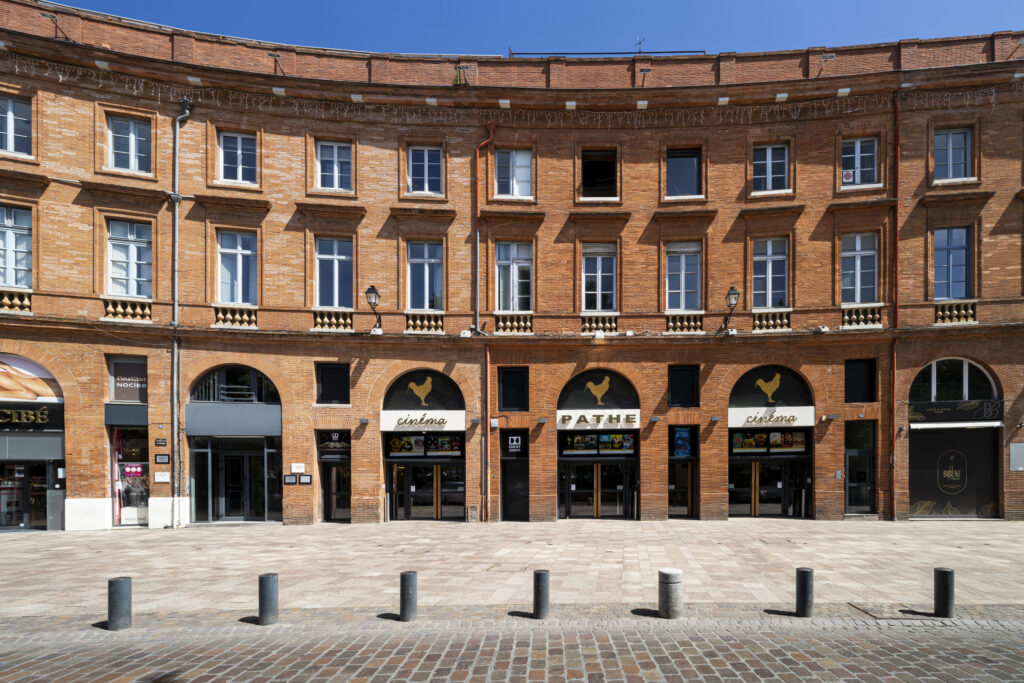 Façade extérieure du cinéma à la lumière du jour.