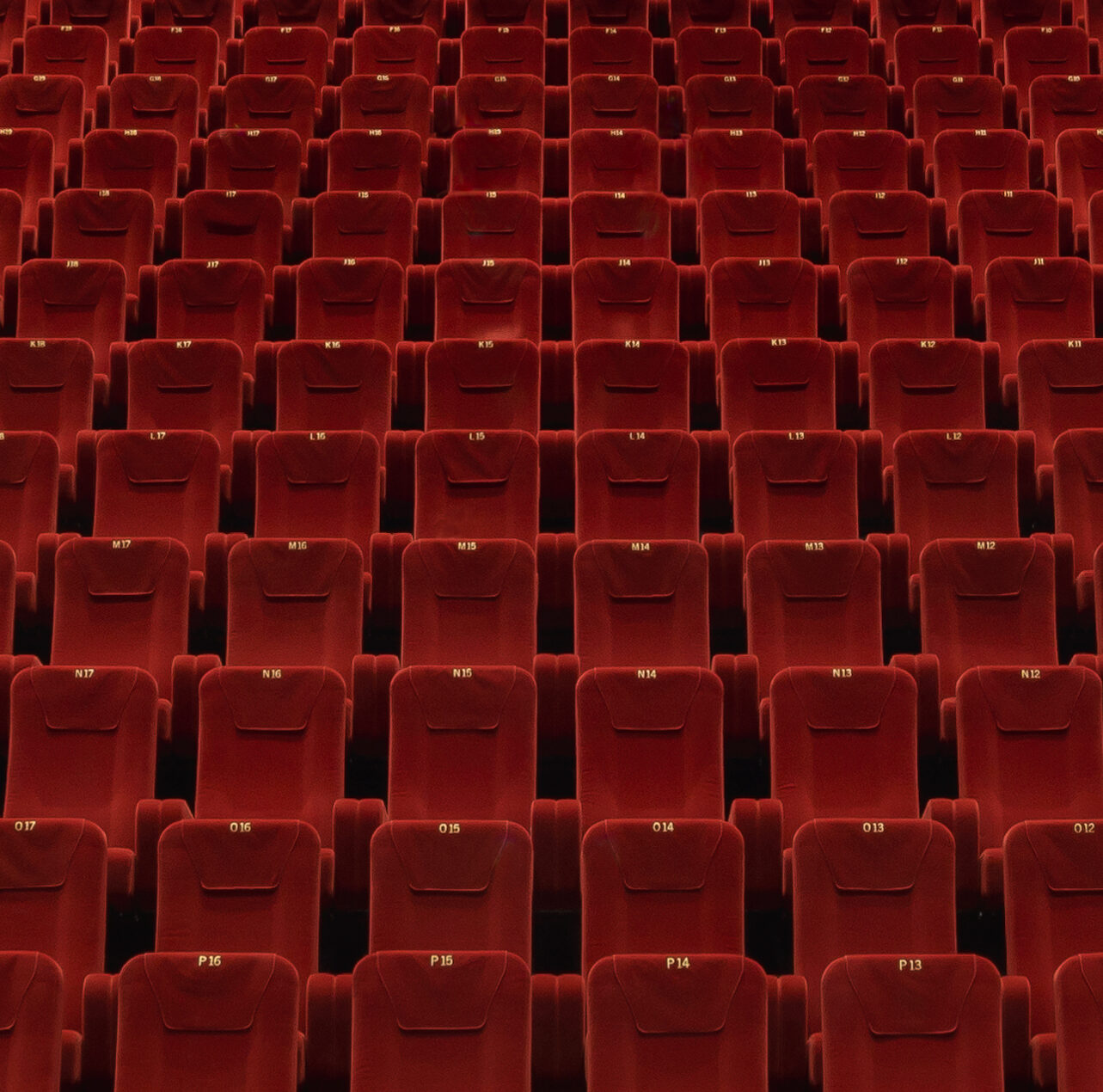 Vu d'ensemble des fauteuils en velours rouge de la grande salle du Pathé Palace.