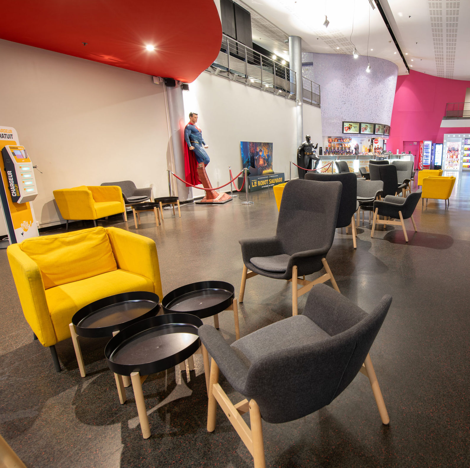 Hall spacieux du cinéma, lumineux et qui peut être aménagé pour accueillir des événements et réceptions.