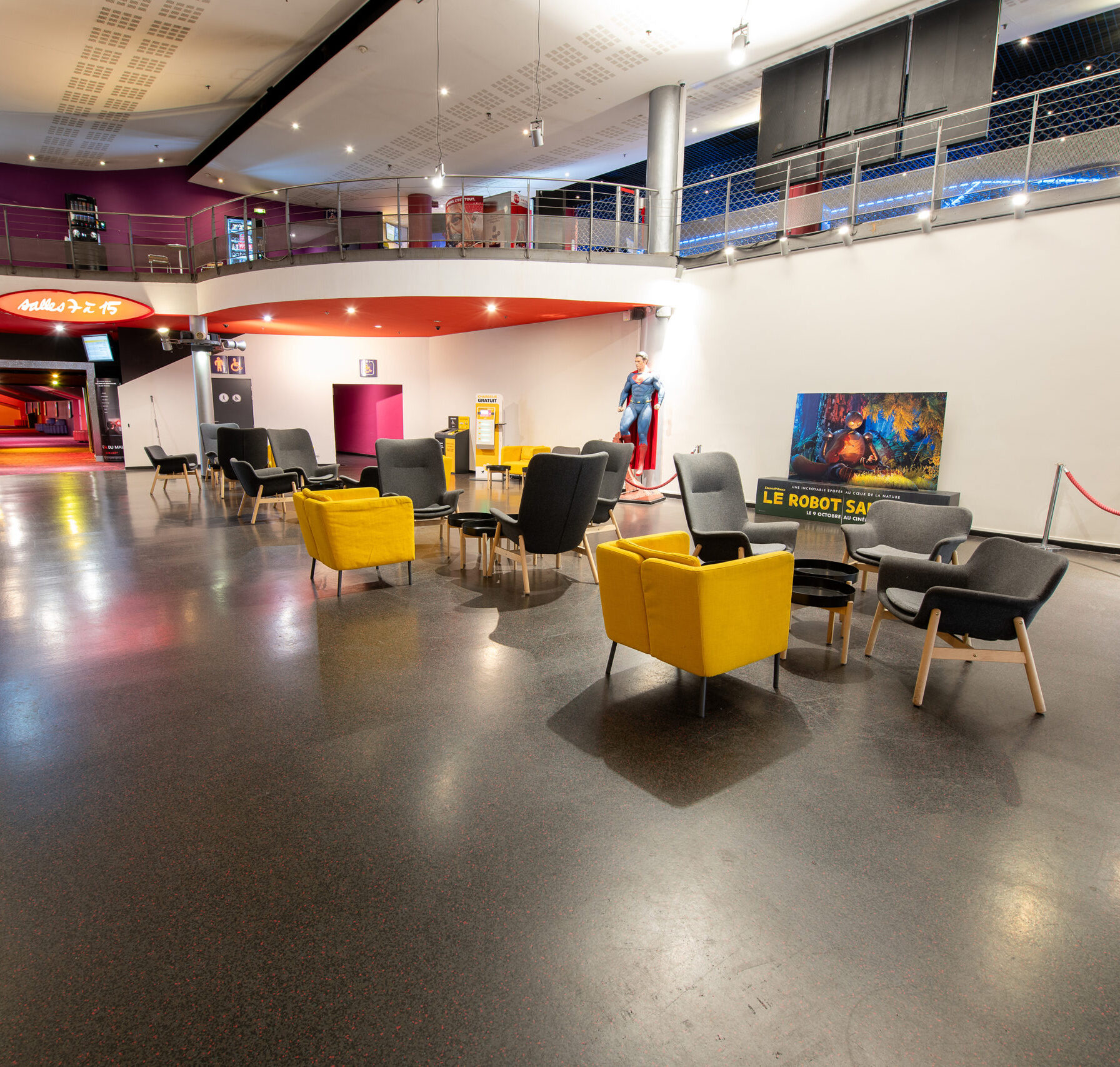 Hall spacieux du cinéma, lumineux et qui peut être aménagé pour accueillir des événements et réceptions.
