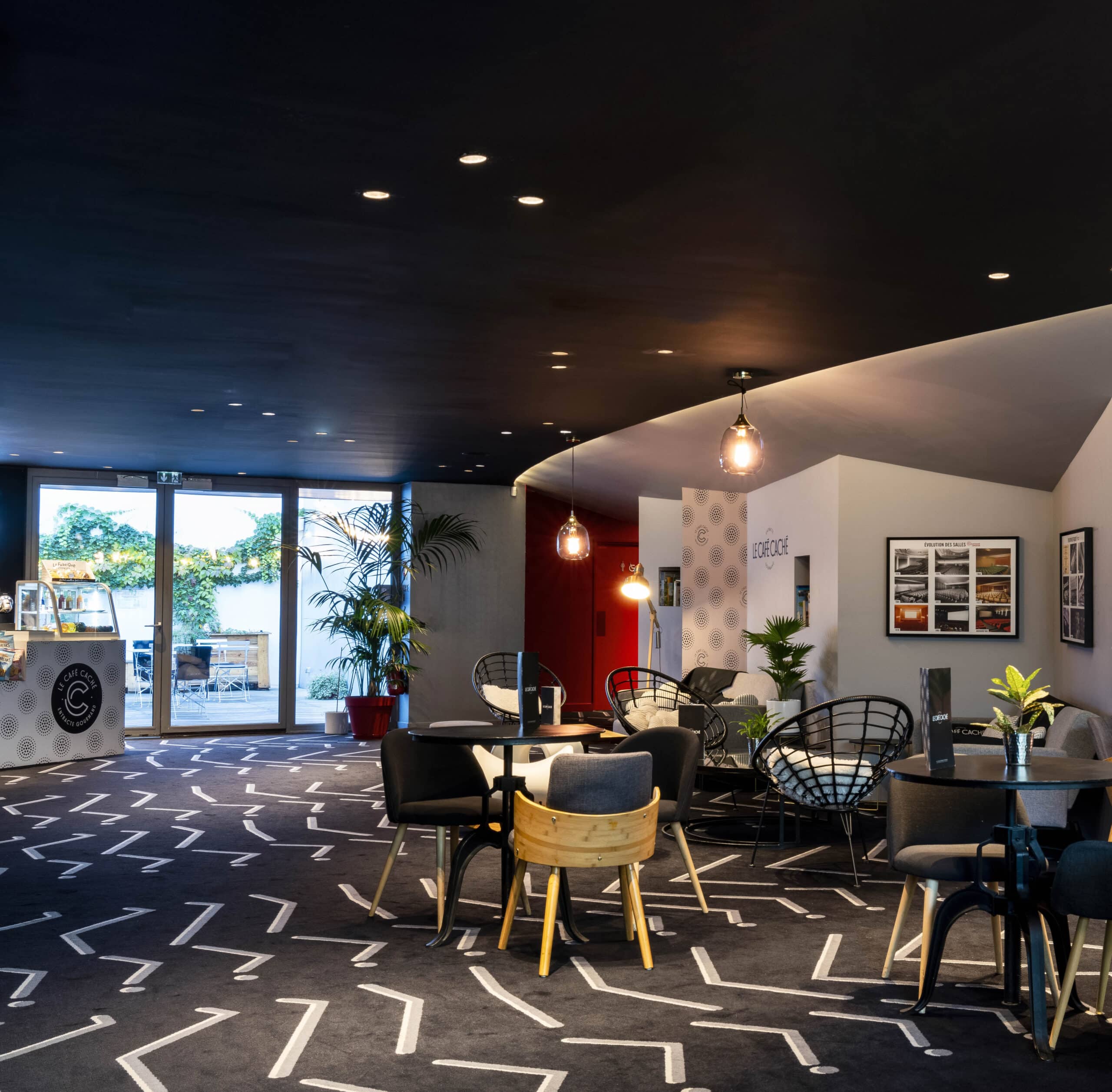 Espace cocktail du cinéma, équipé de tables, chaises et canapés, idéal pour des moments conviviaux et des réceptions, à proximité de notre espace Café Caché.