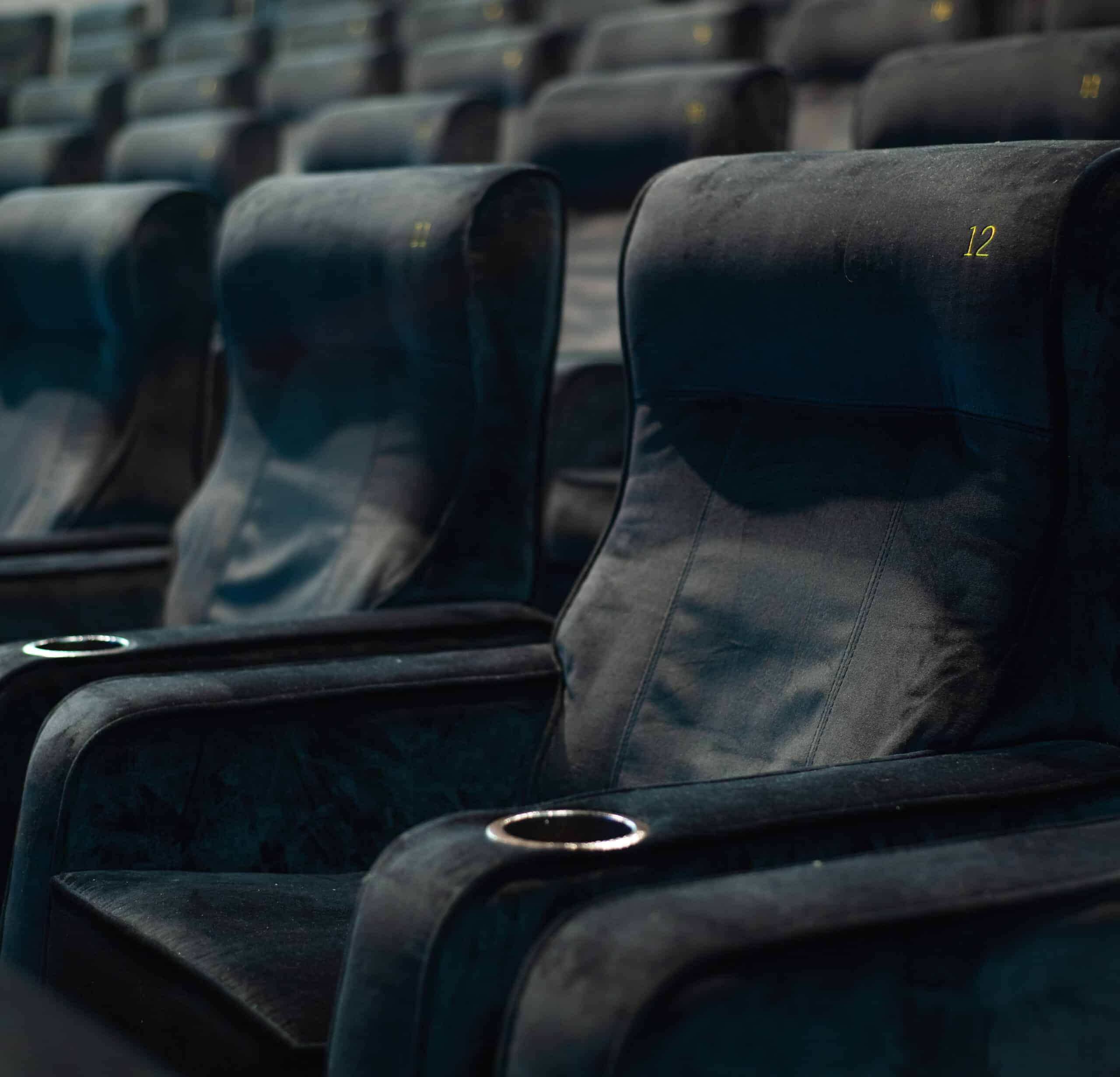Détail du confort des fauteuils en velours noir dans les salles de nos cinémas.