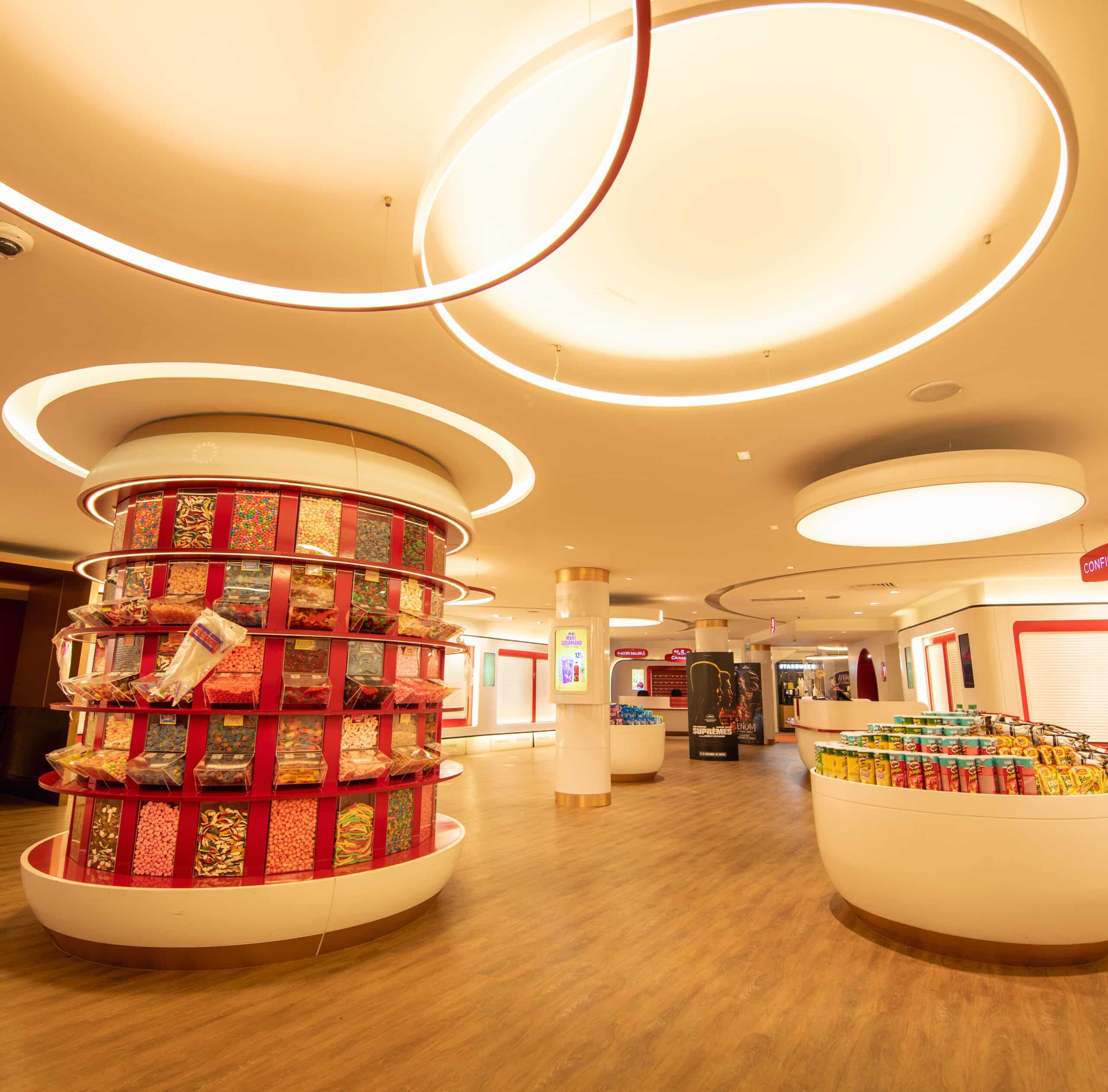 Espace confiserie avec des ilots et des distributeurs.