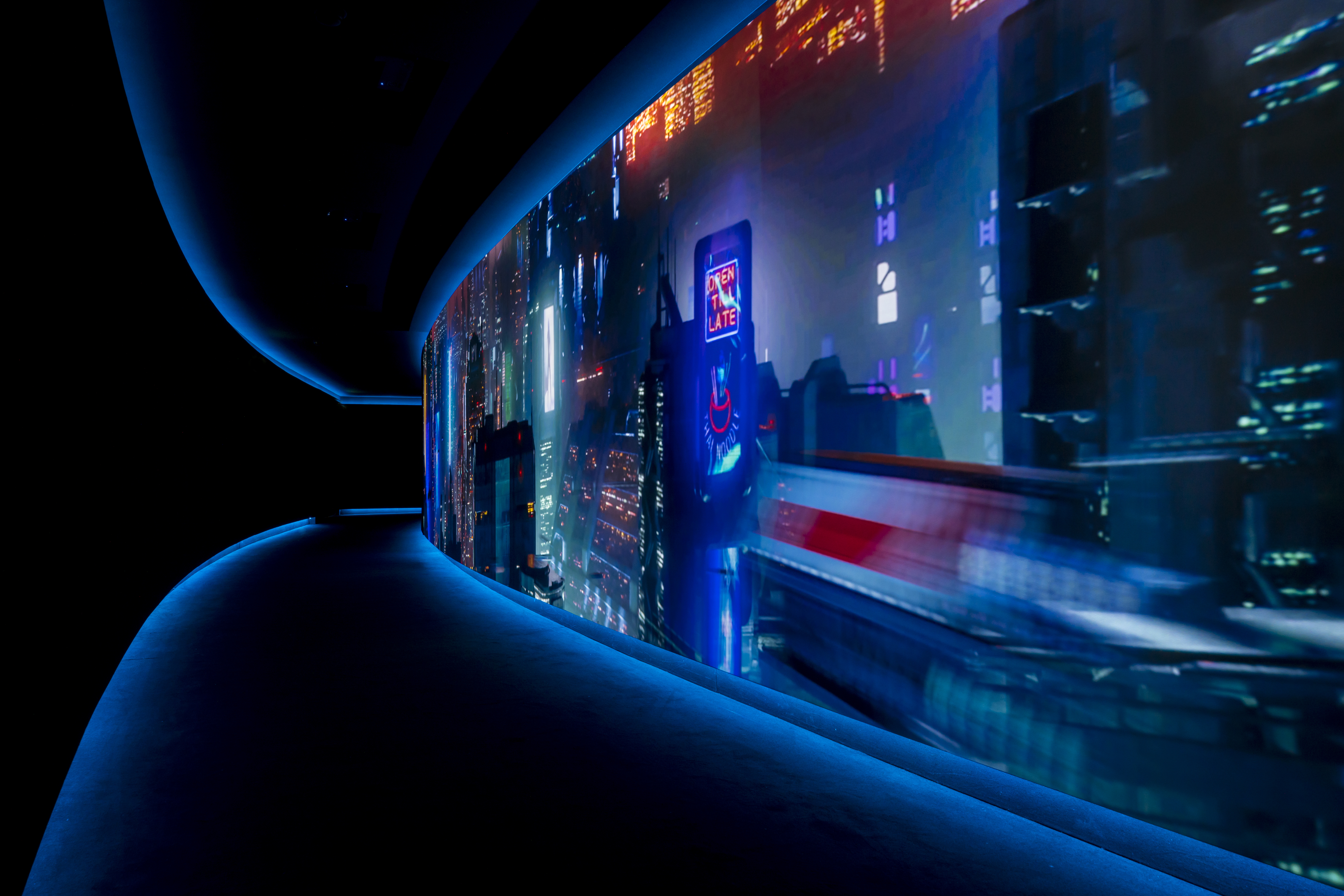 Entrée de salle aux néons bleus, dotées de la technologie Dolby Cinéma.