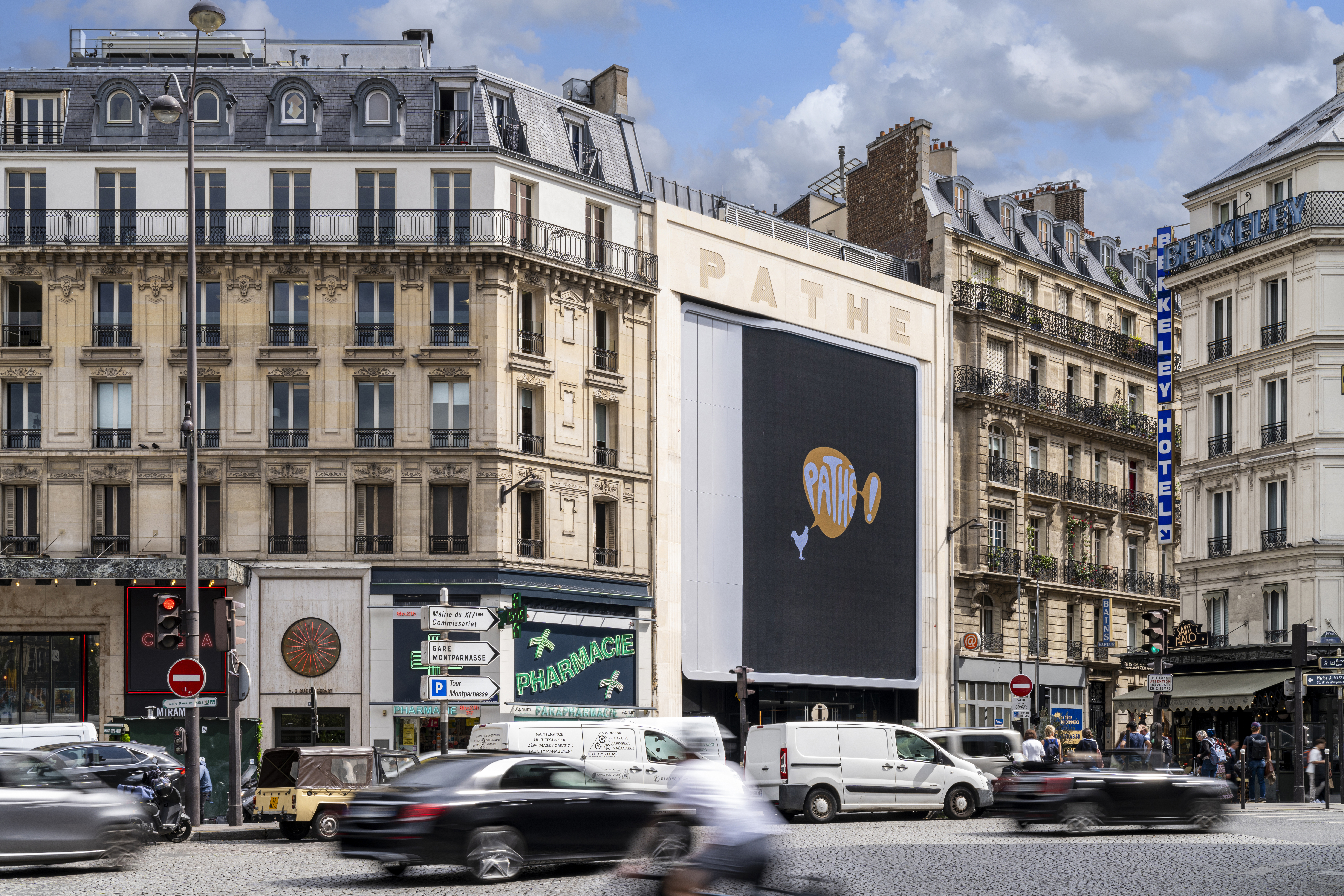 Façade extérieure du cinéma à la lumière du jour avec le logo Pathé apparent.