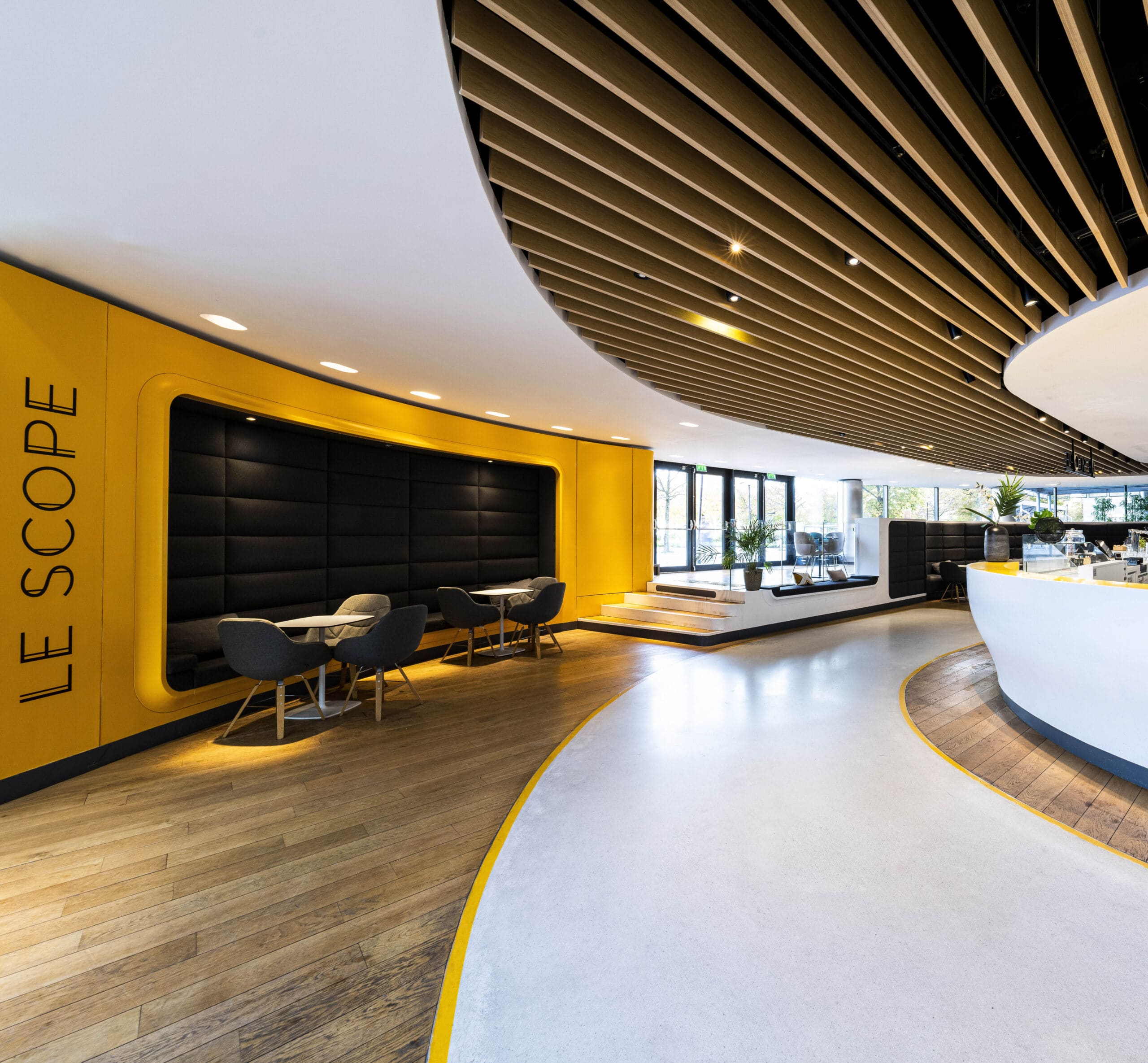 Espace cocktail du cinéma, équipé de tables, chaises et canapés, idéal pour des moments conviviaux et des réceptions.