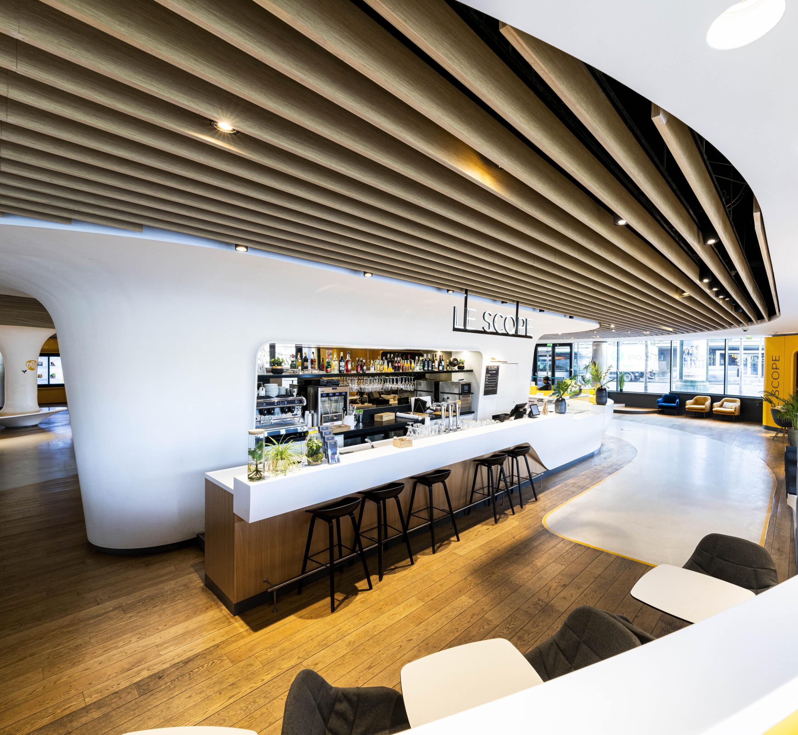 Espace cocktail du cinéma, équipé de tables, chaises et canapés, idéal pour des moments conviviaux et des réceptions, à côté du Pathé Café.