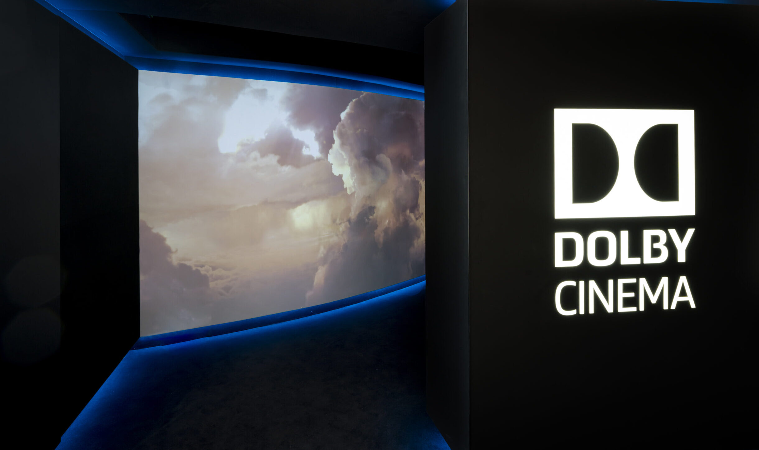Entrée de salle aux néons bleus, dotées de la technologie Dolby Cinéma.