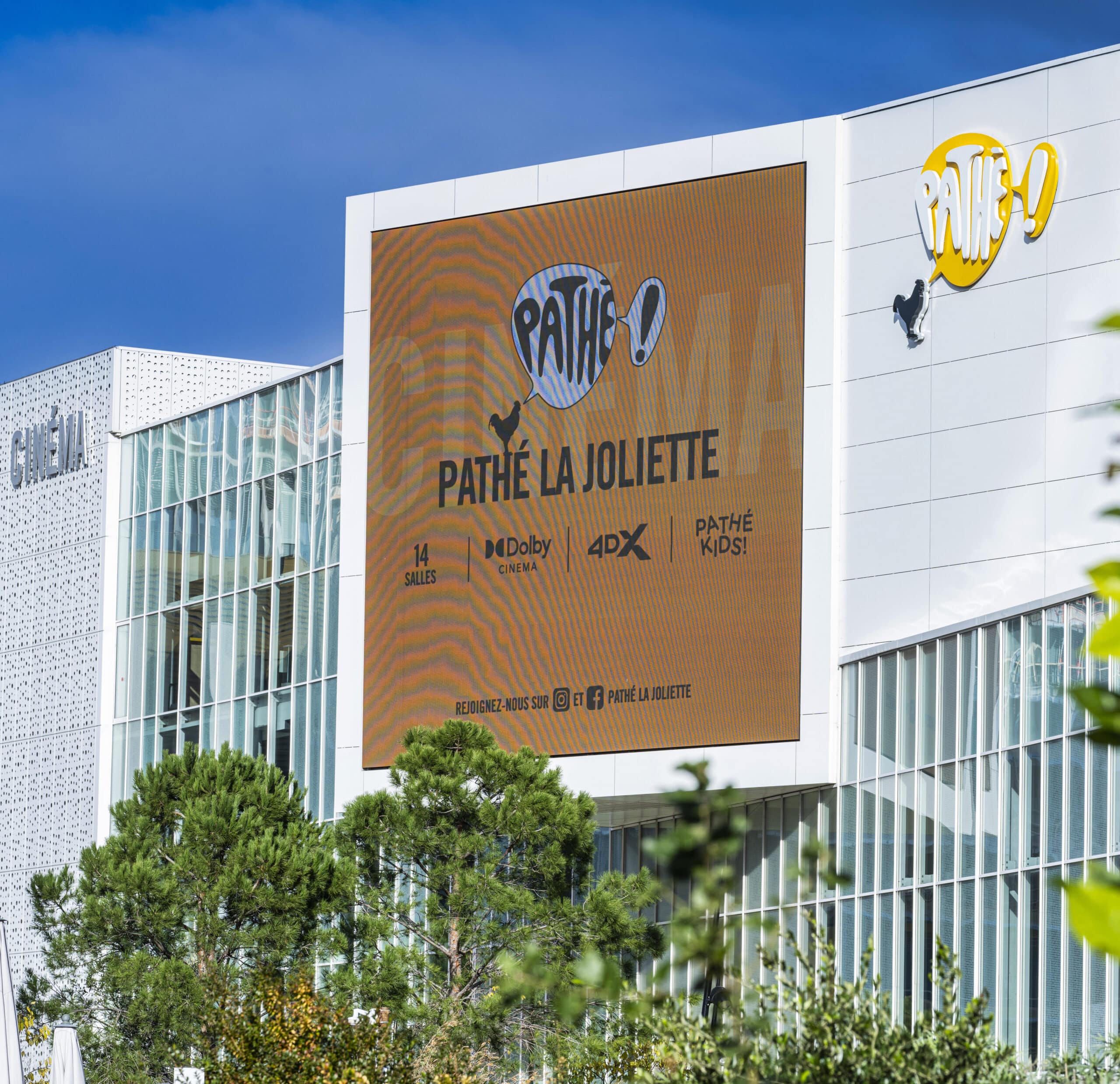 Façade extérieure à la lumière du jour du cinéma Pathé La Joliette.