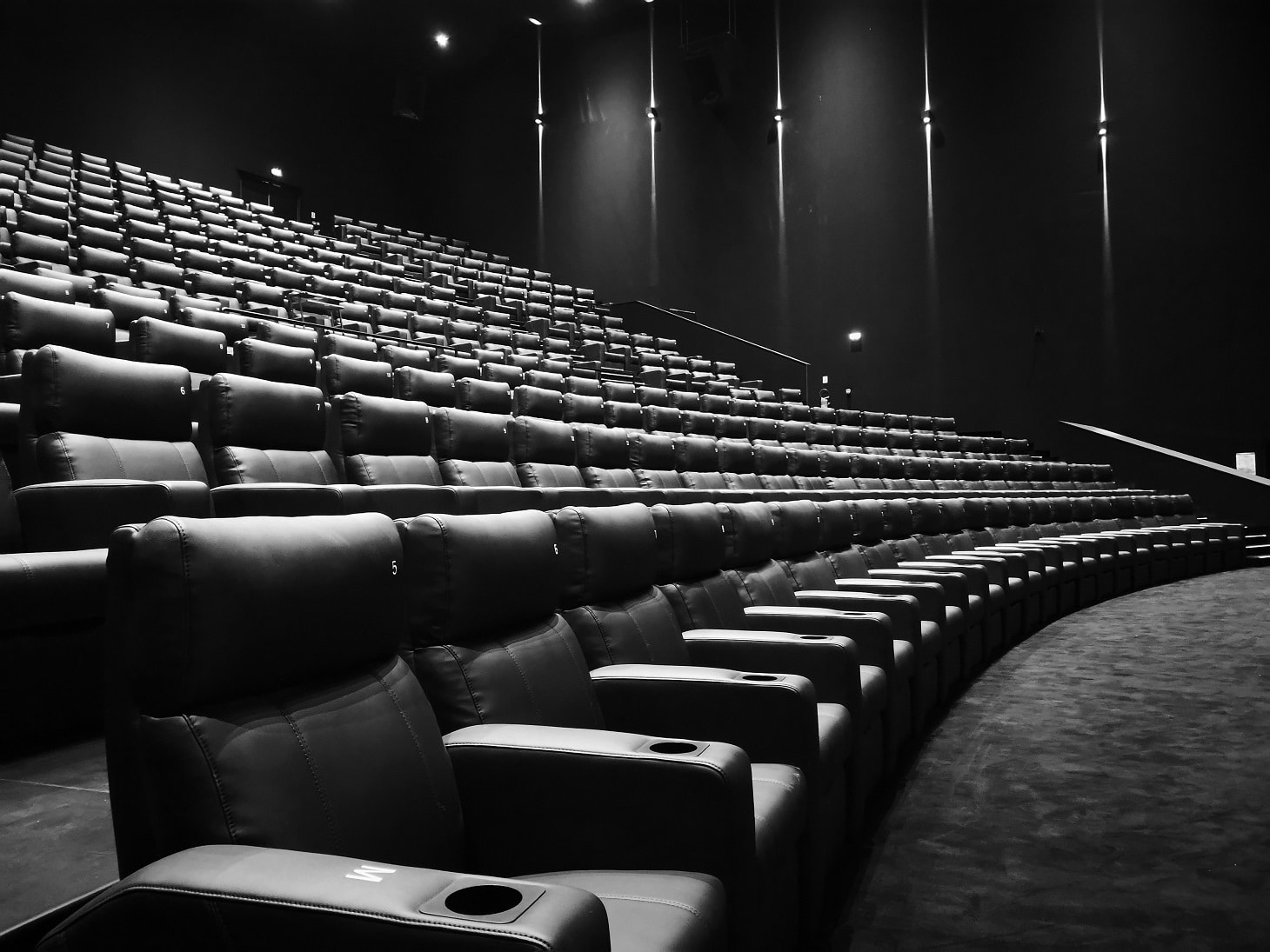 Détail du confort des fauteuils en cuir noir dans les salles de nos cinémas.