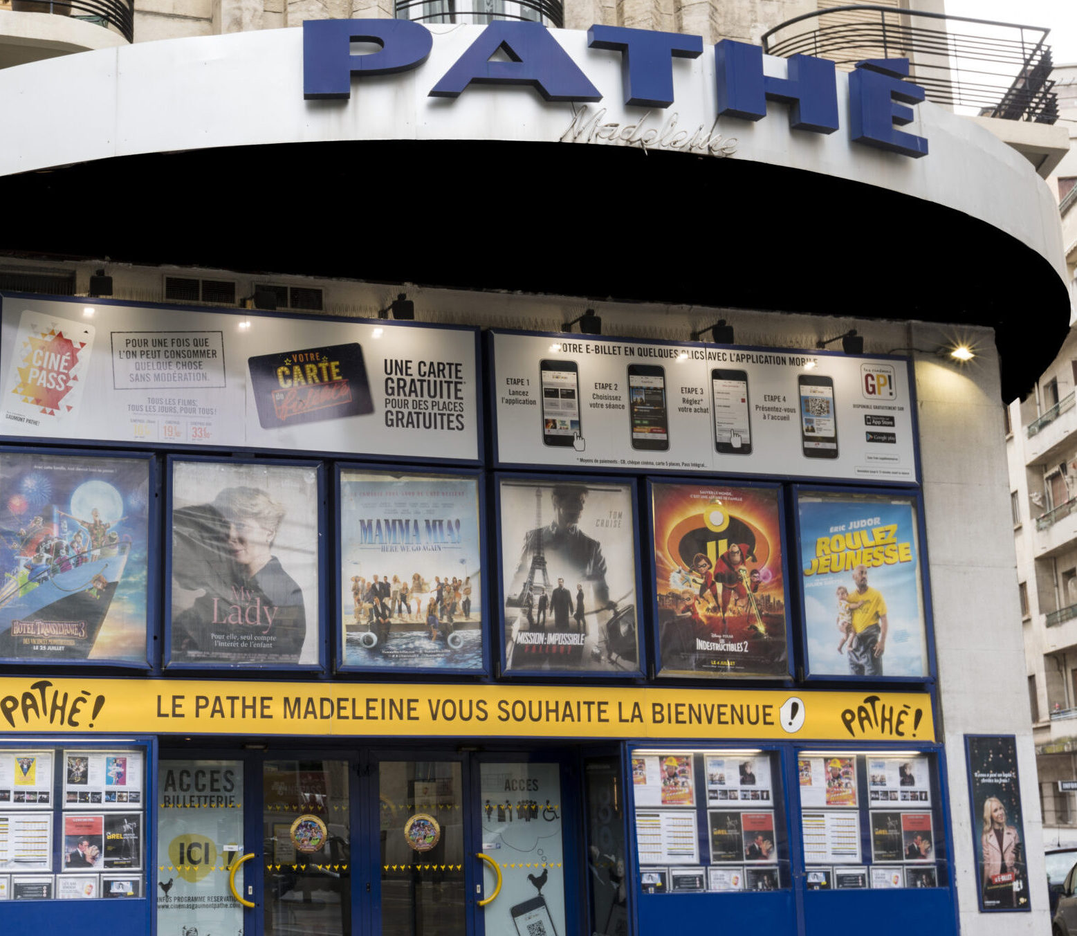 Façade extérieure du cinéma à la lumière du jour avec le logo Pathé apparent.
