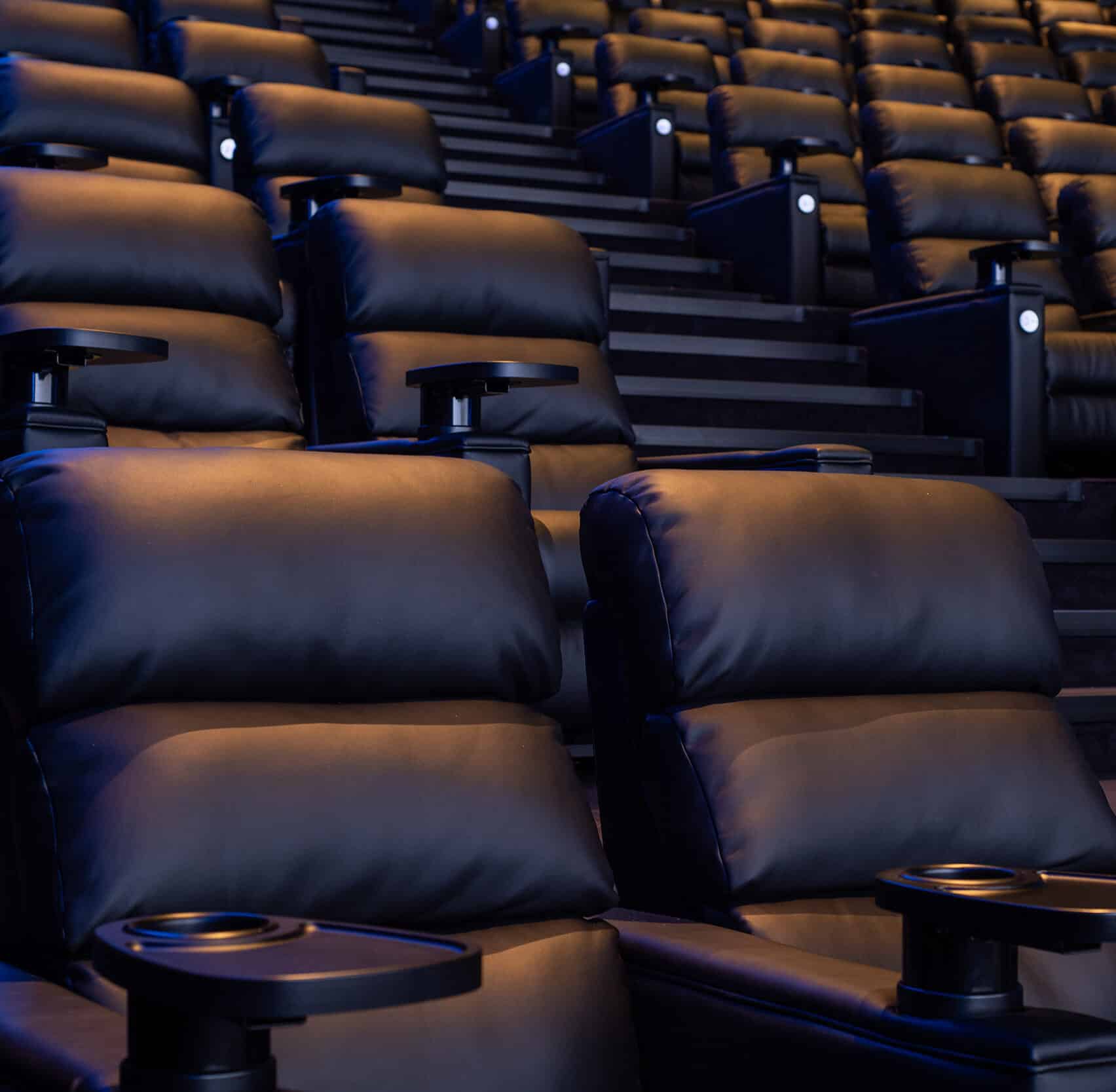 Détail du confort des fauteuils en cuir noir dans les salles de nos cinémas.