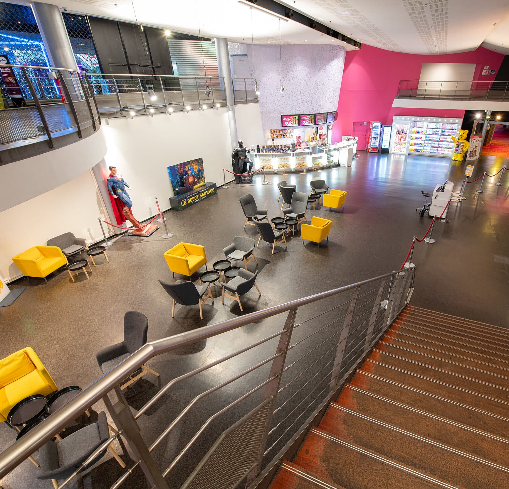 Hall spacieux du cinéma, lumineux et qui peut être aménagé pour accueillir des événements et réceptions.