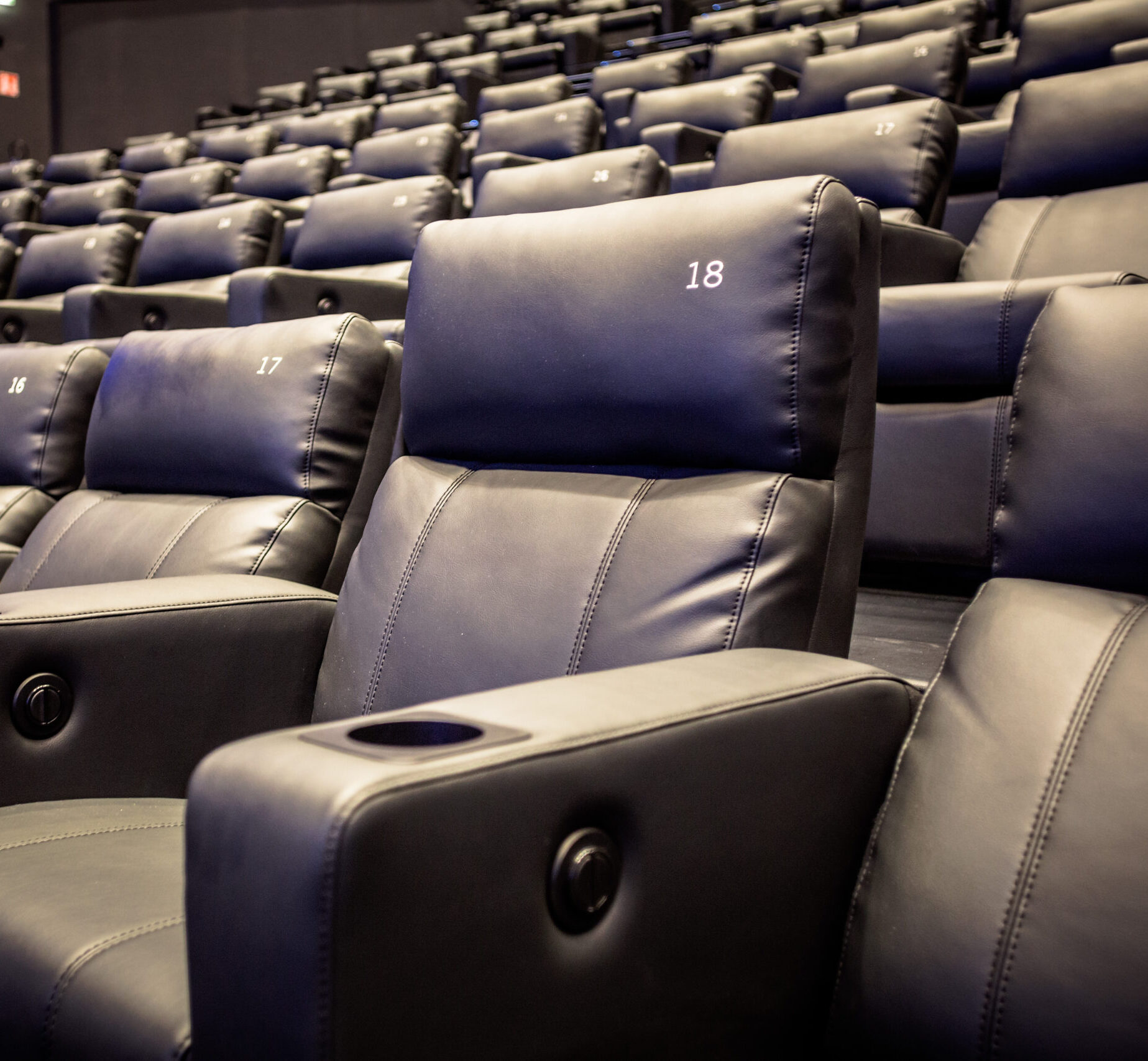 Détail du confort des fauteuils en cuir noir dans les salles de nos cinémas.