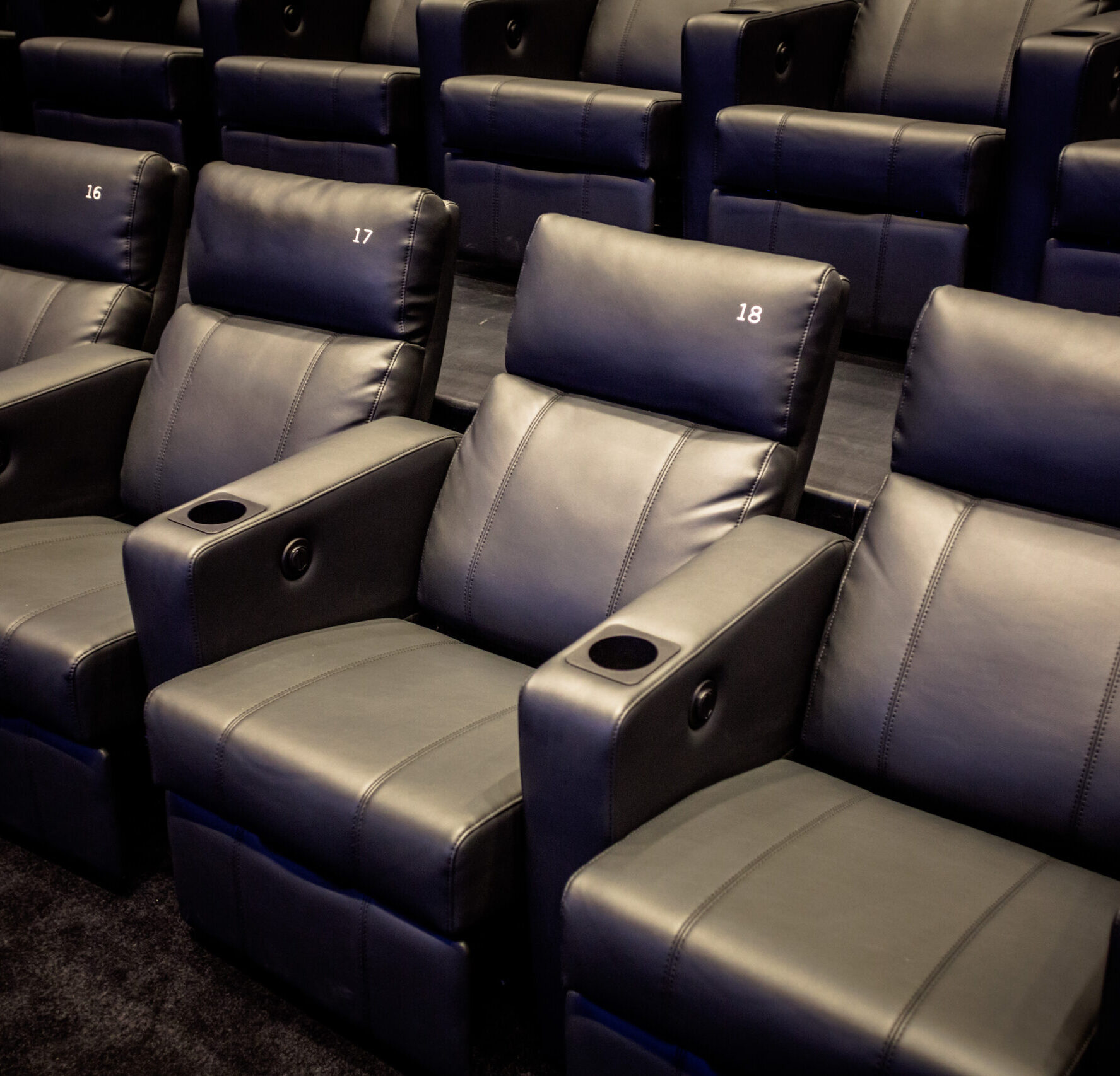 Détail du confort des fauteuils en cuir noir dans les salles de nos cinémas.