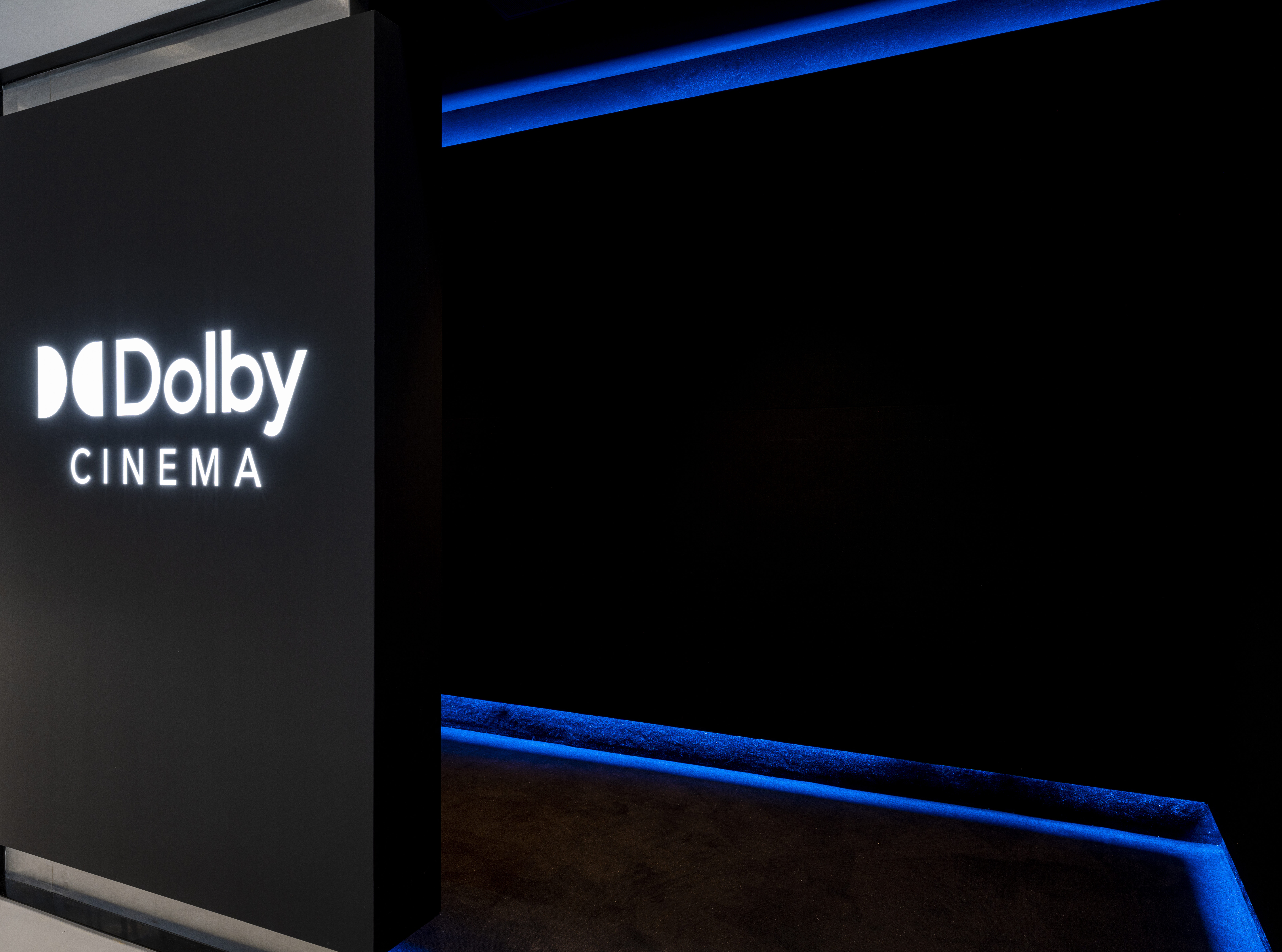 Entrée de salle aux néons bleus, dotées de la technologie Dolby Cinéma.