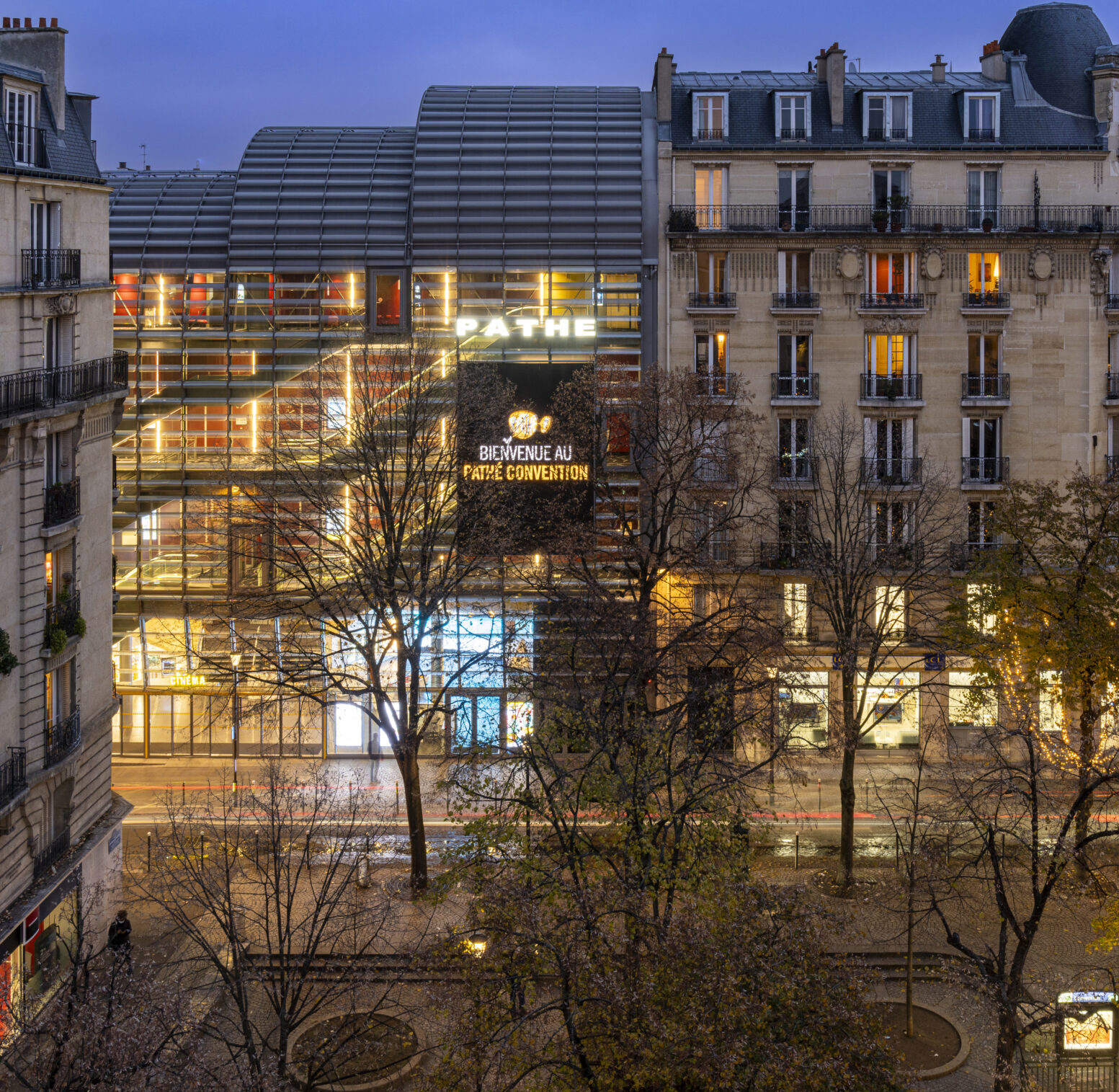 Façade extérieure du cinéma éclairée à la tombée de la nuit.