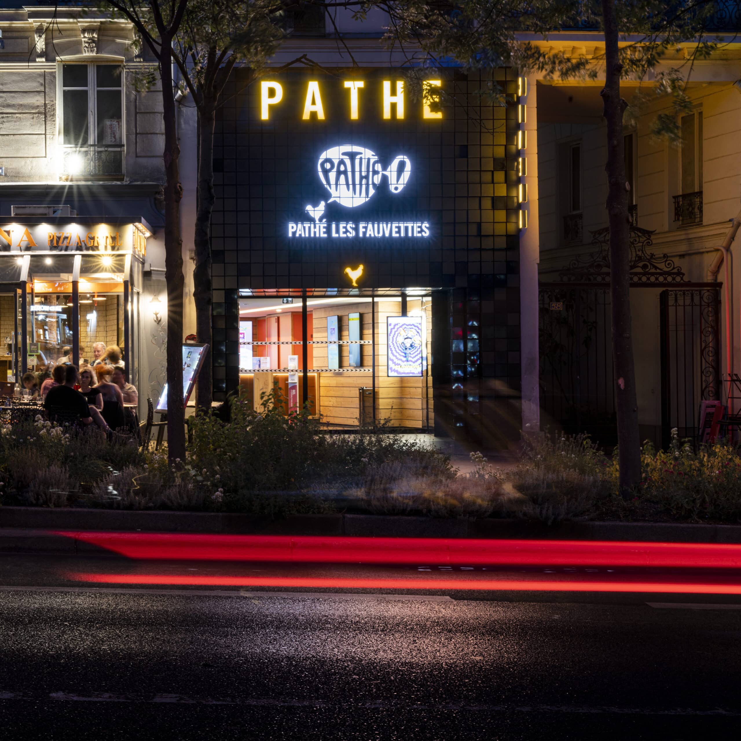 Façade du cinéma Pathé Les Fauvettes à Paris, vue extérieure.