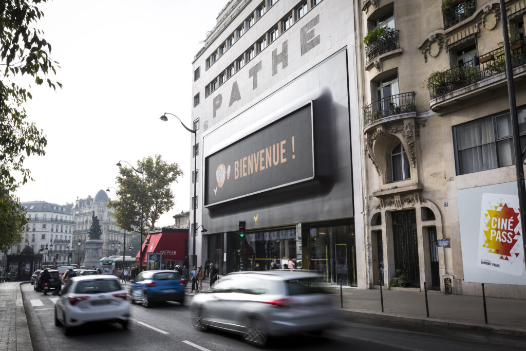 Façade extérieure du cinéma à la lumière du jour avec le logo Pathé apparent.
