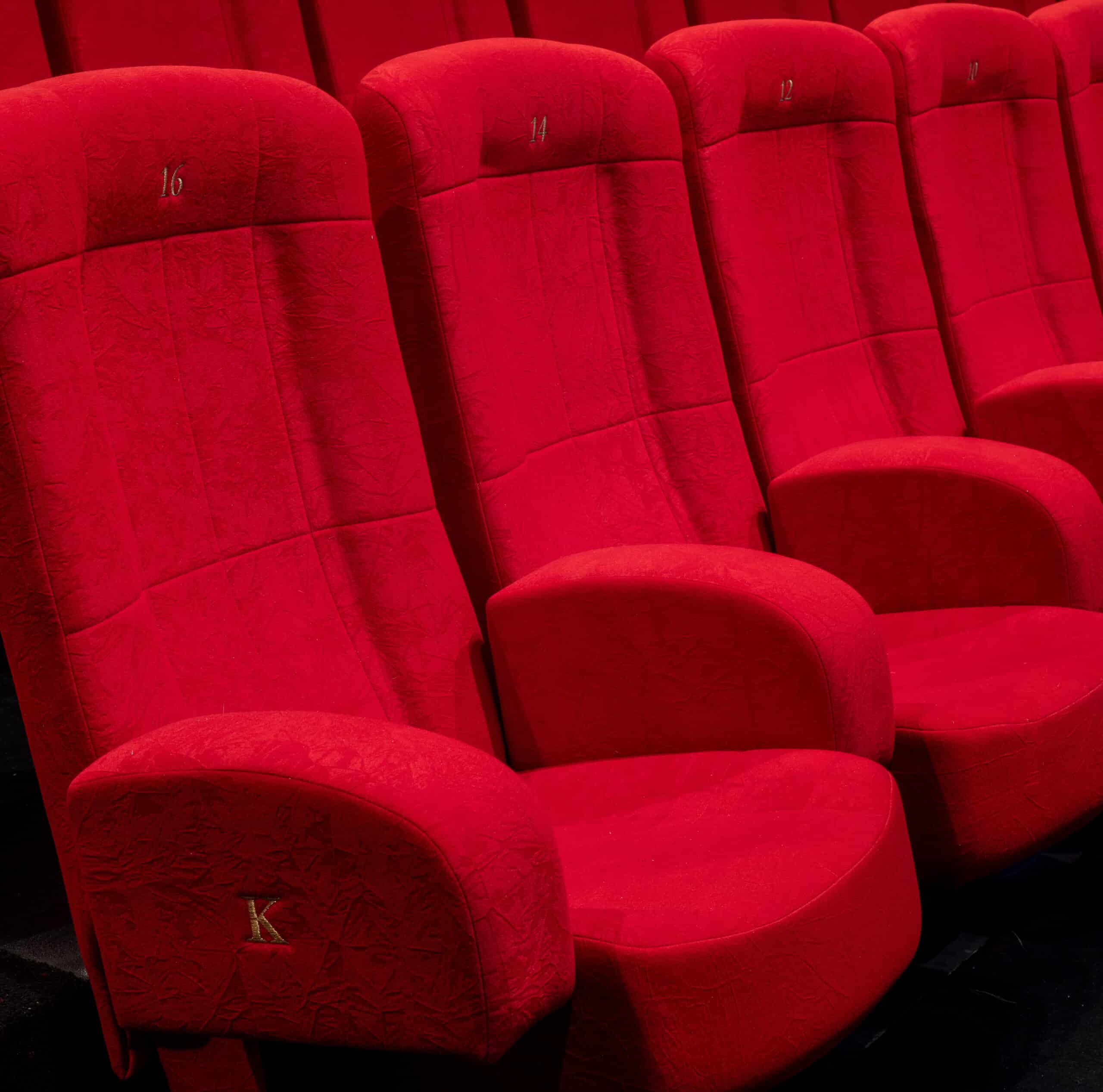 Détail du confort des fauteuils en velours rouge dans les salles de nos cinémas.