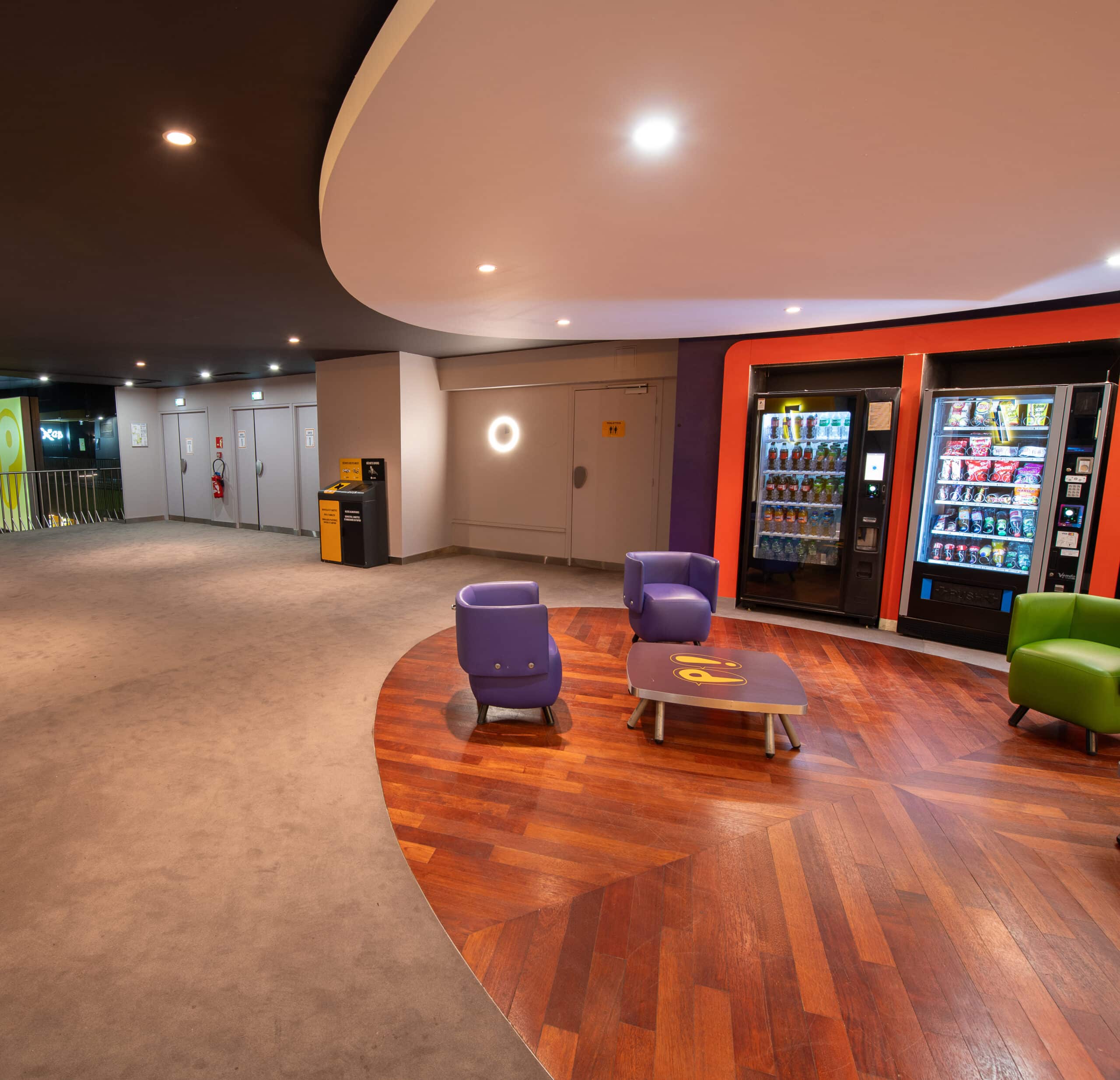 Hall spacieux du cinéma, lumineux et qui peut être aménagé pour accueillir des événements et réceptions.