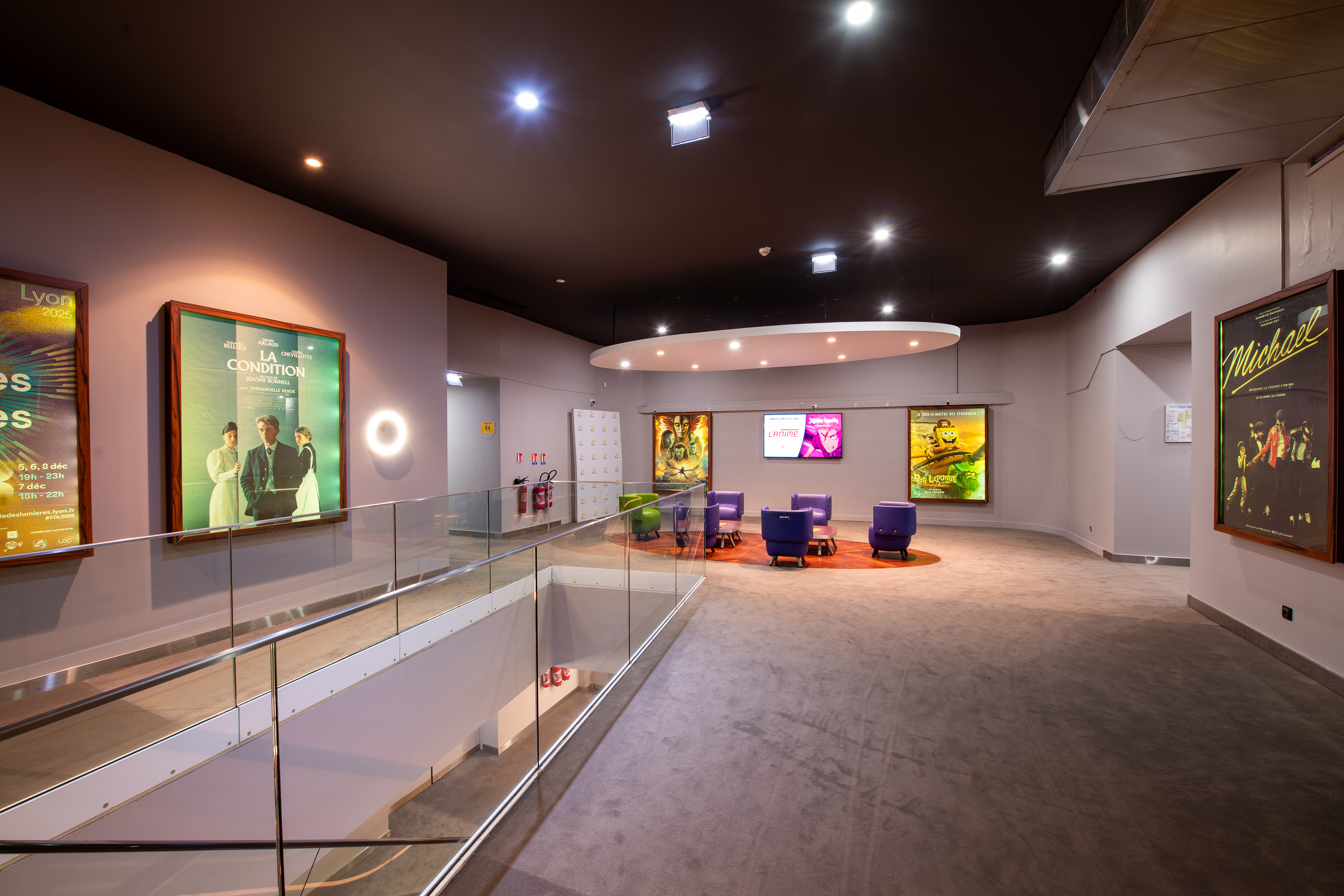 Espace cocktail du cinéma, équipé de tables, chaises et canapés, idéal pour des moments conviviaux et des réceptions.