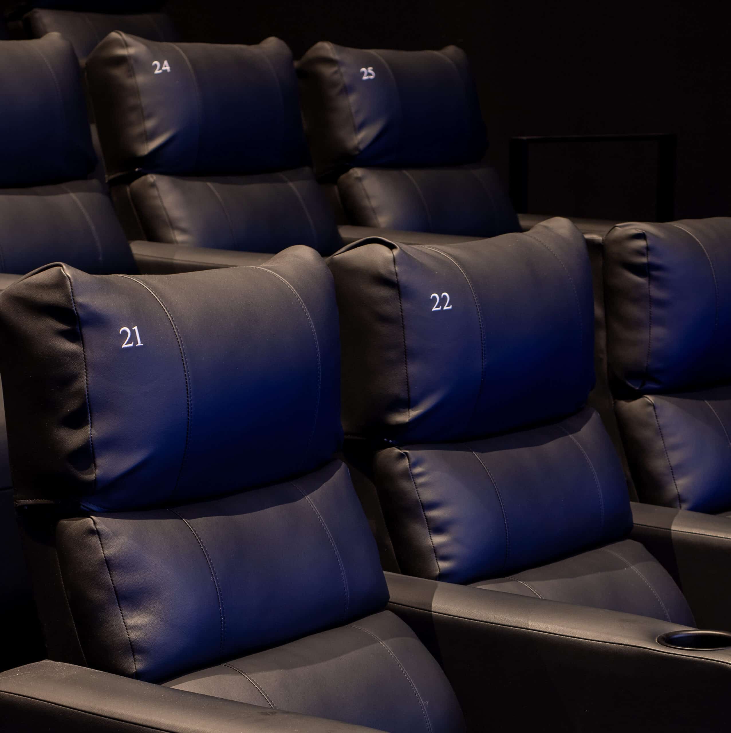 Détail du confort des fauteuils en cuir noir dans les salles de nos cinémas.