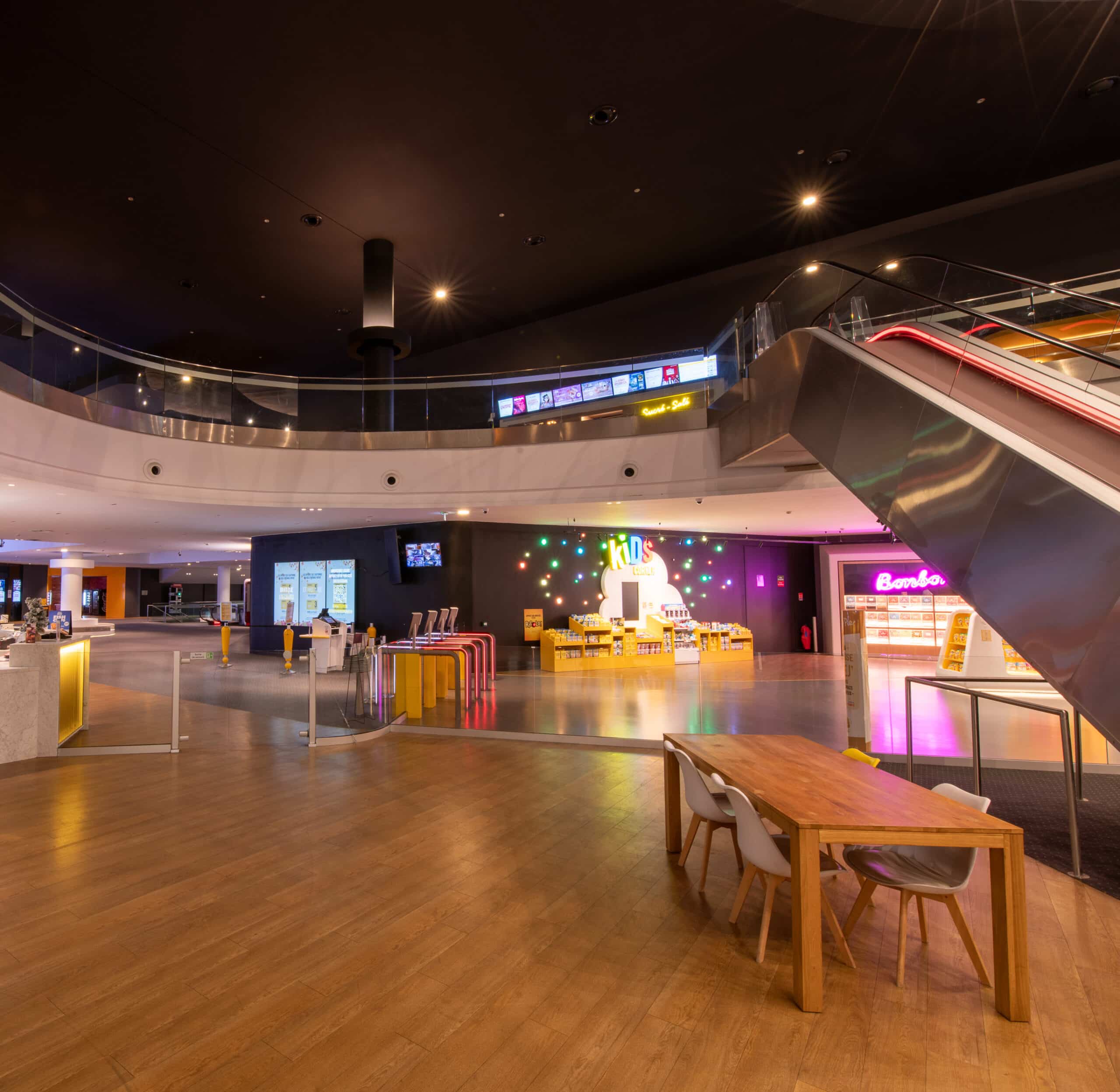 Hall spacieux du cinéma, lumineux et qui peut être aménagé pour accueillir des événements et réceptions.