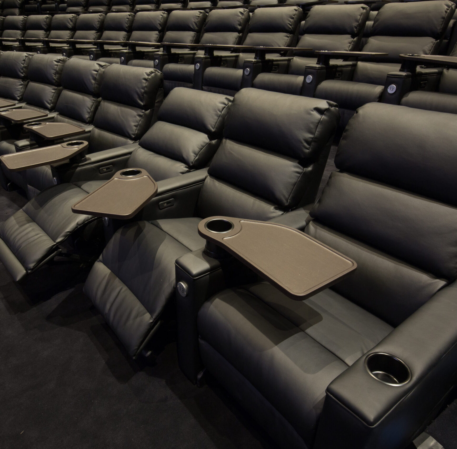 Détail du confort des fauteuils en cuir noir dans les salles de nos cinémas.