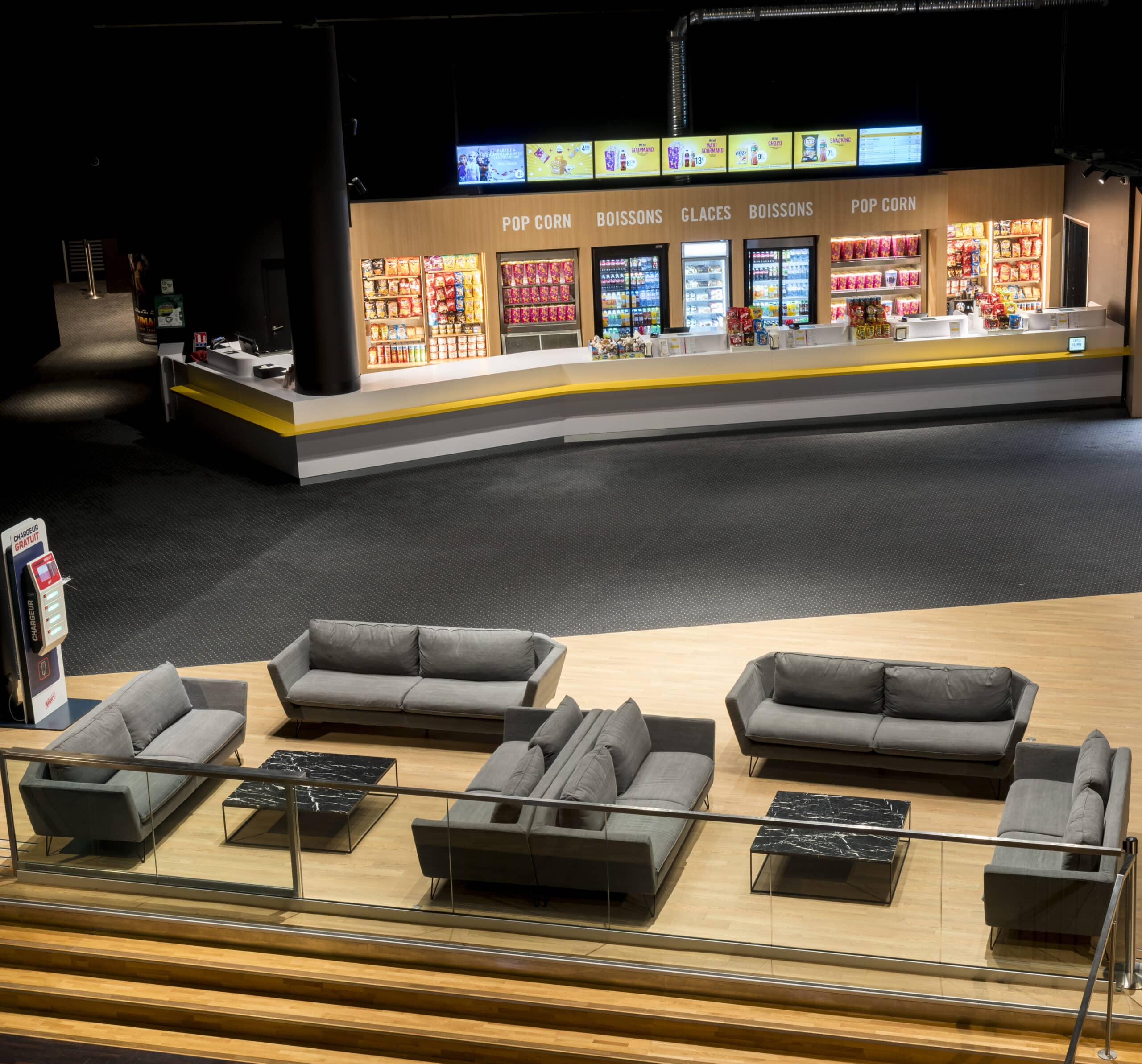 Hall spacieux du cinéma, lumineux et qui peut être aménagé pour accueillir des événements et réceptions.