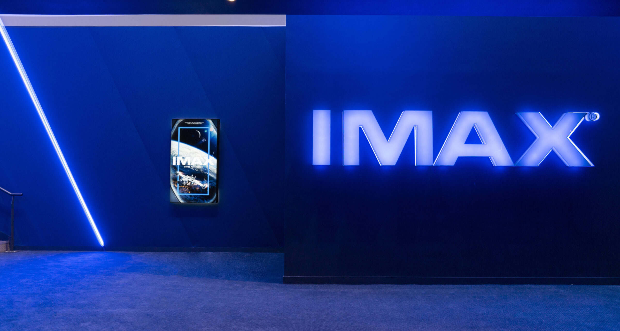 Entrée de salle aux néons bleus, dotées de la technologie IMAX.