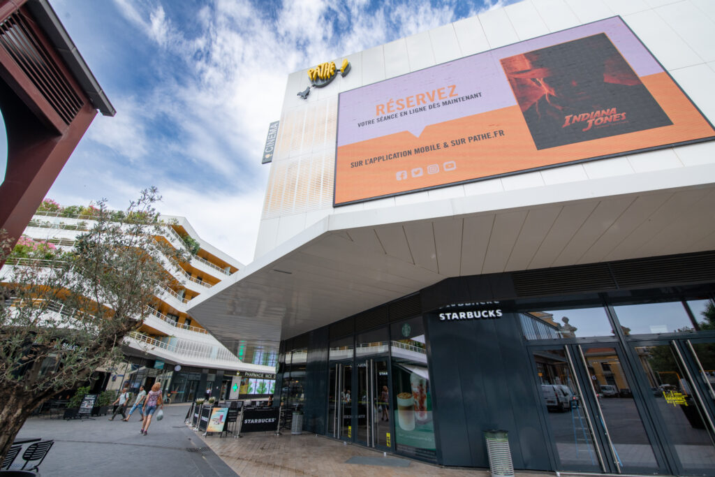 Façade extérieure du cinéma à la lumière du jour.
