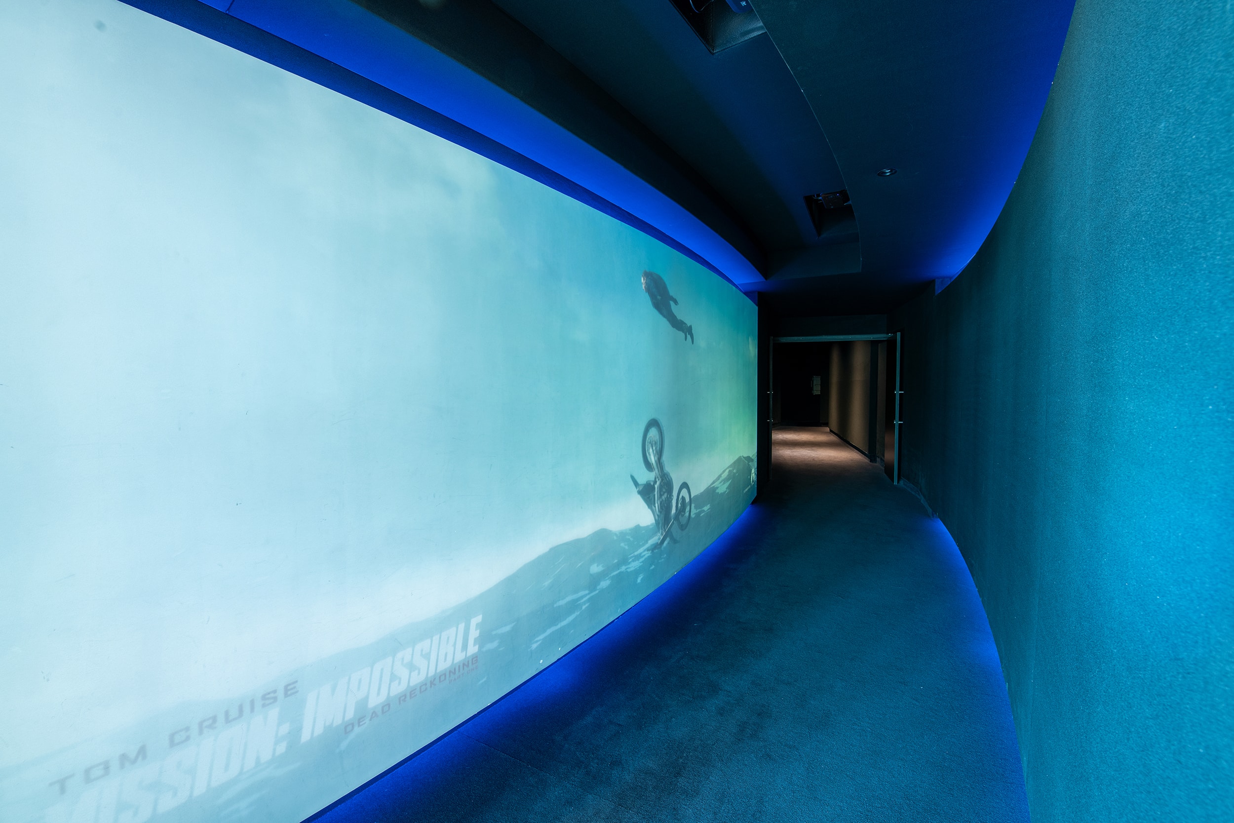 Entrée de salle aux néons bleus, dotées de la technologie Dolby Cinéma.