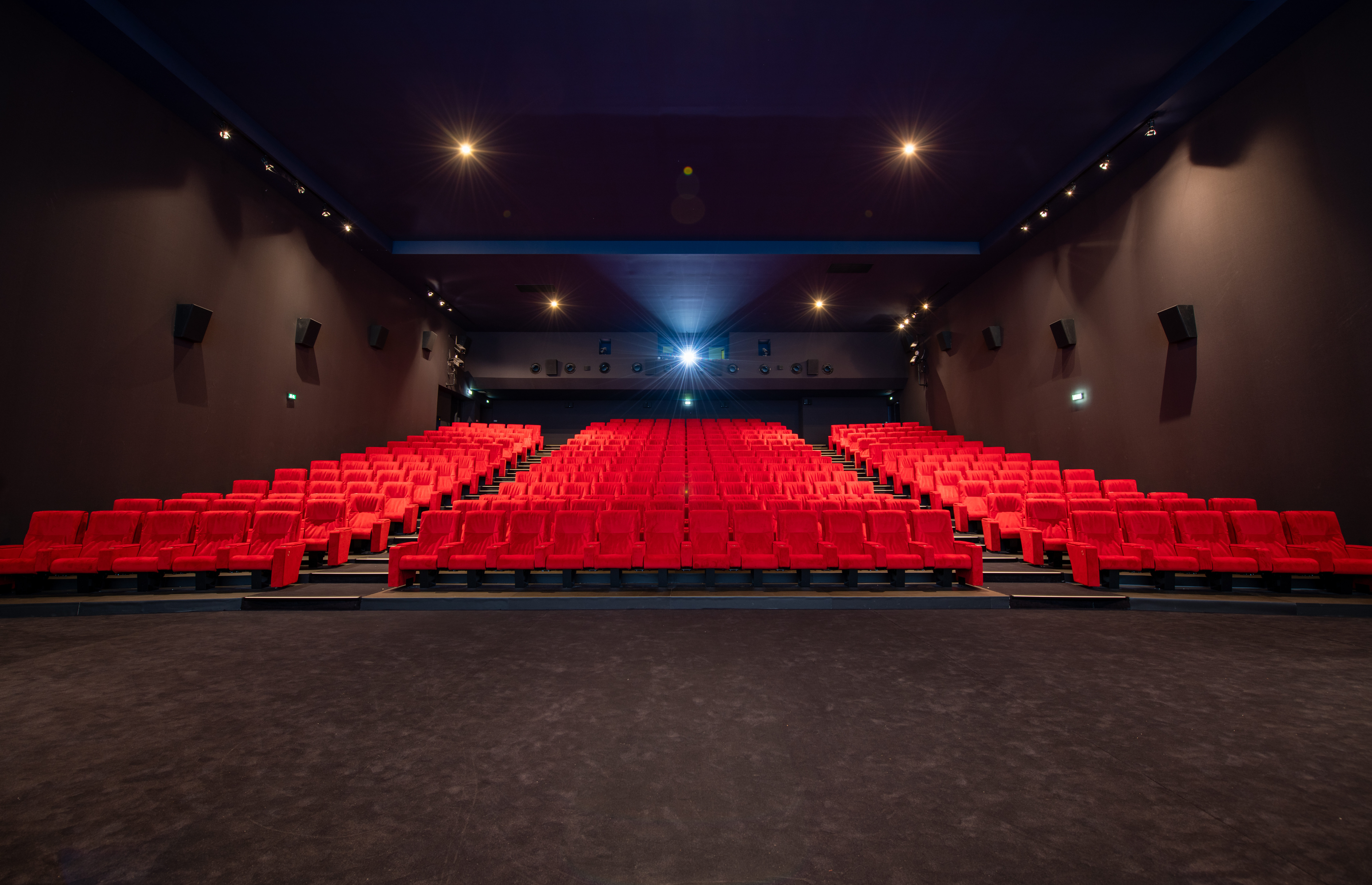 Grande salle du cinéma Pathé Boulogne avec fauteuils en velours rouge