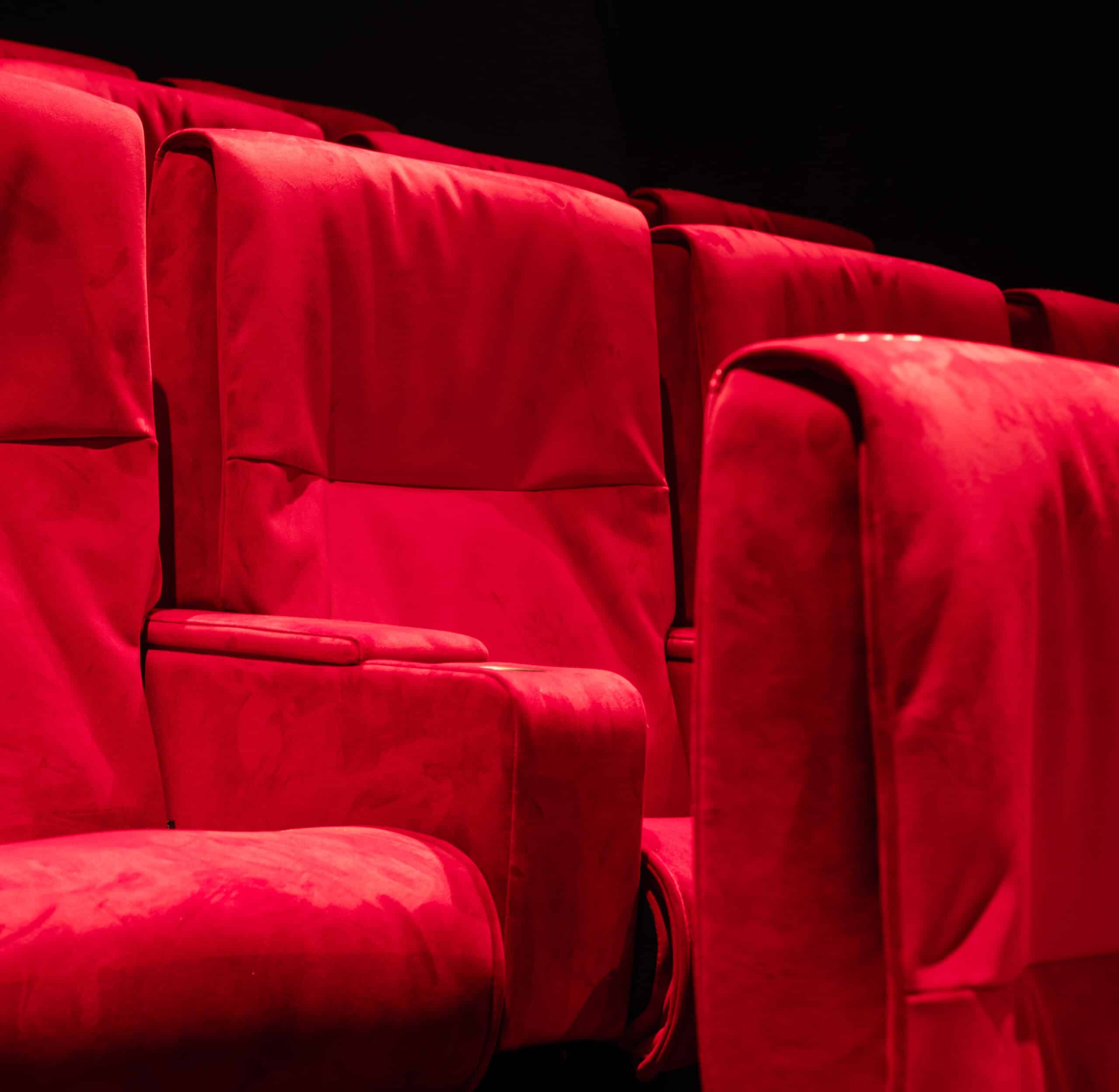 Zoom sur les fauteuils en velours rouges des salles de cinéma du Pathé Boulogne.