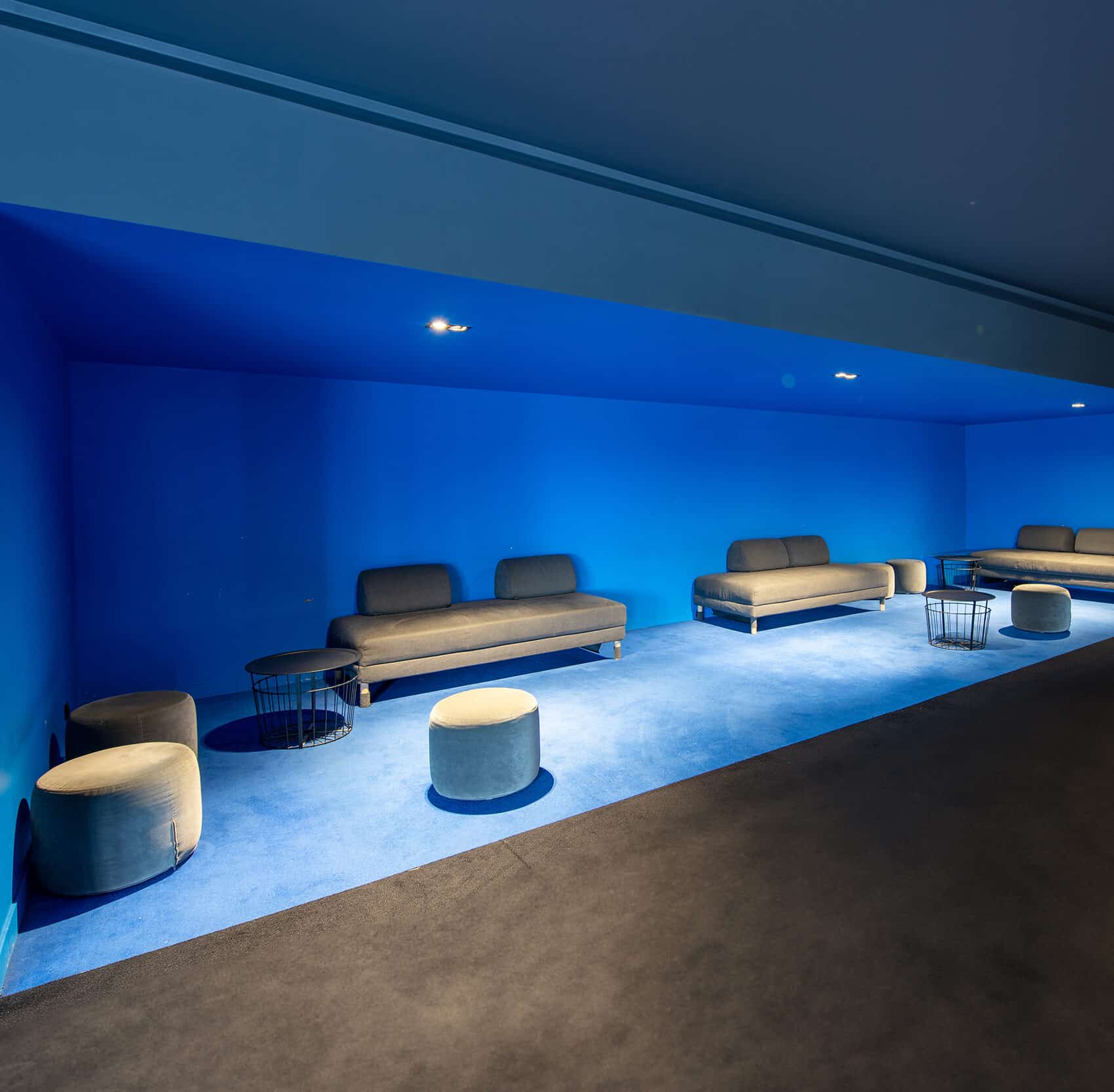 Espace cocktail du cinéma, équipé de tables, chaises et canapés, idéal pour des moments conviviaux et des réceptions.