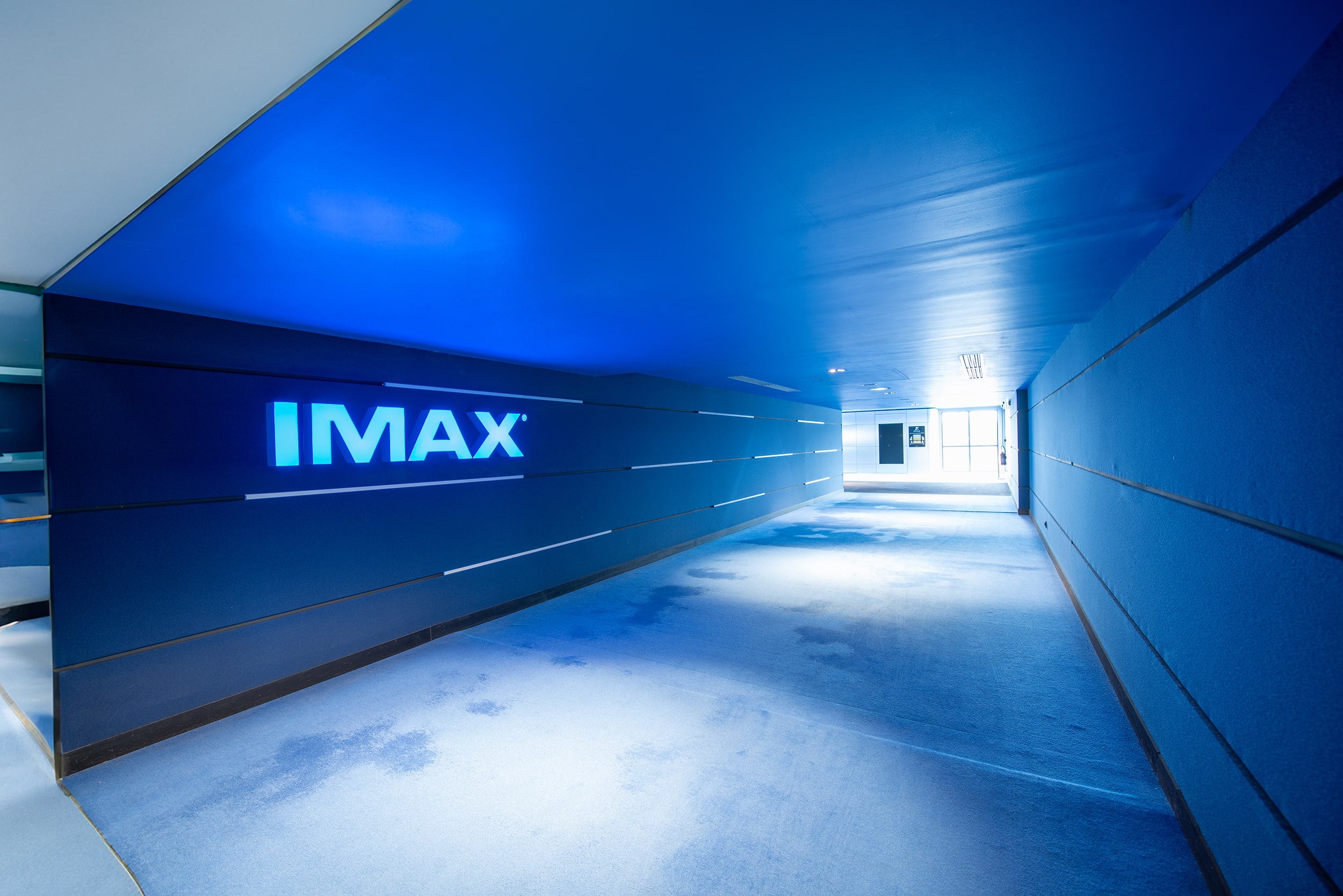 Entrée de salle aux néons bleus, dotées de la technologie IMAX.