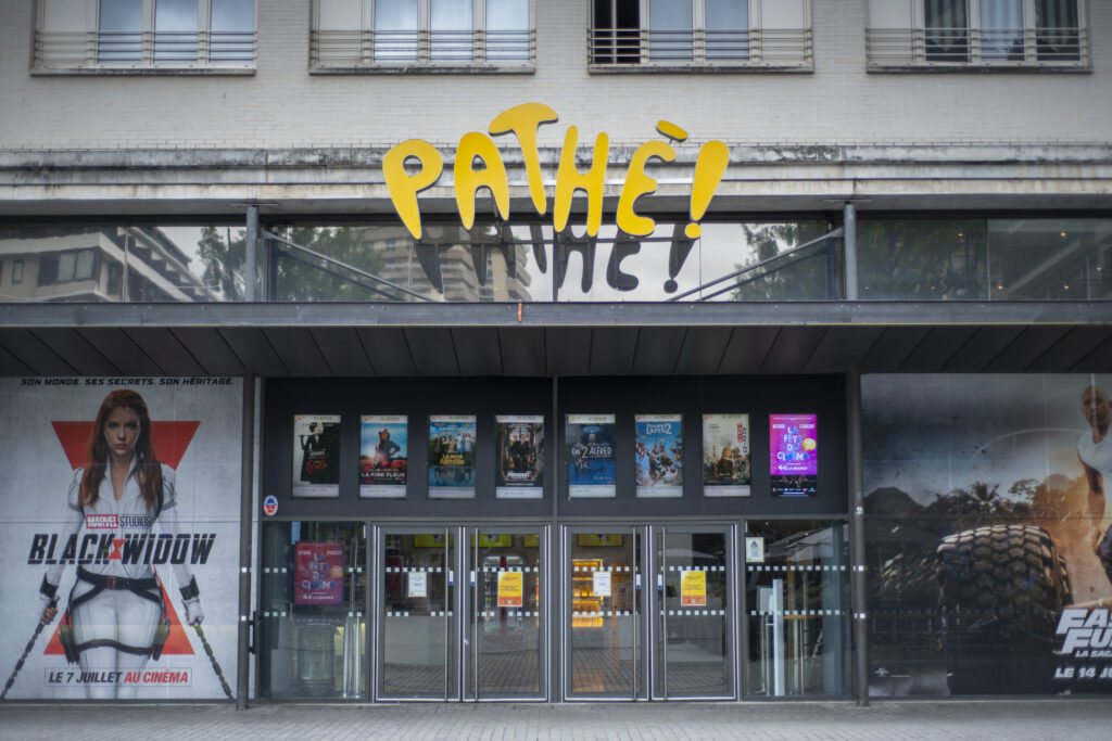 Façade extérieure du cinéma à la lumière du jour avec le logo Pathé apparent.