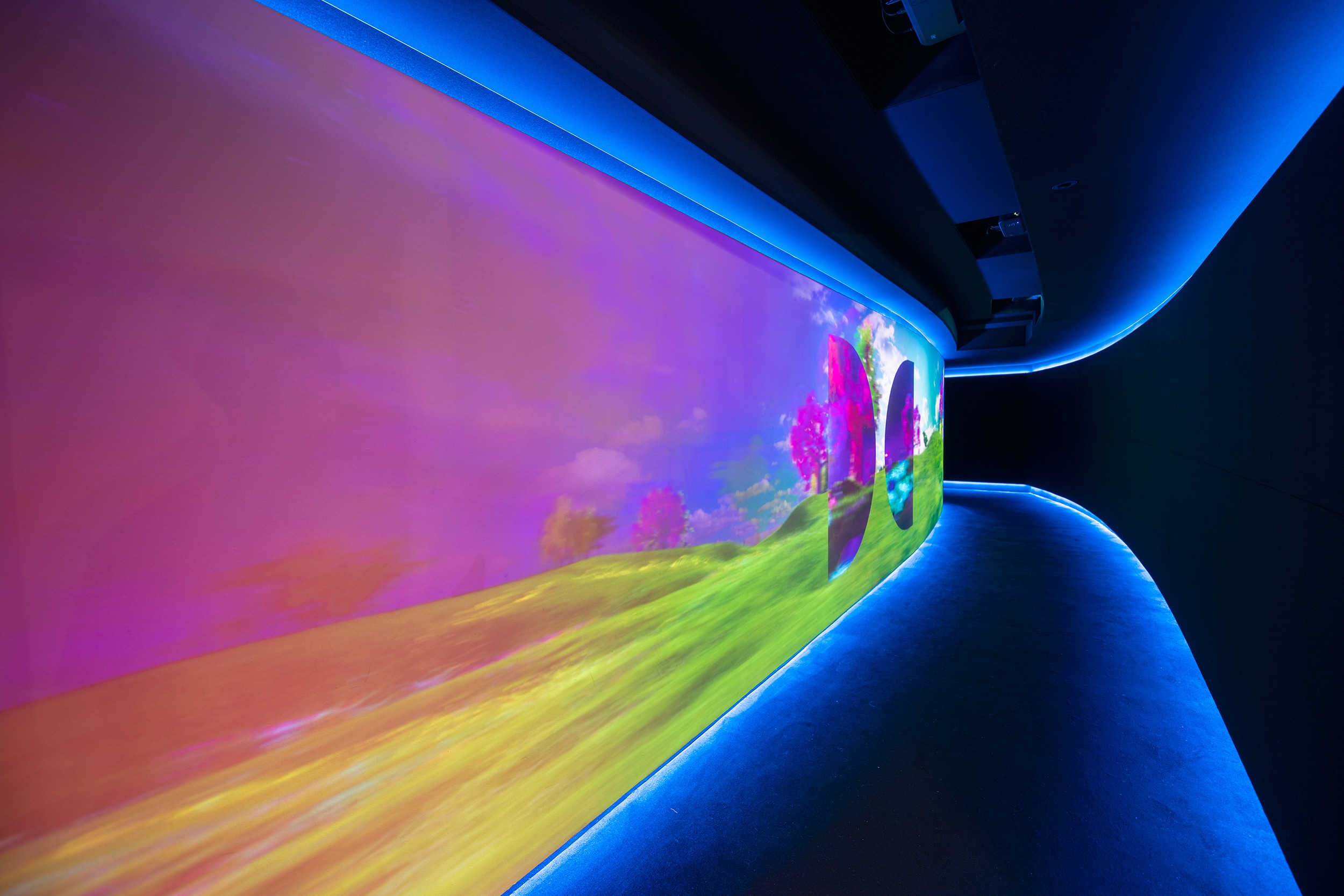 Entrée de salle aux néons bleus, dotées de la technologie Dolby Cinéma.