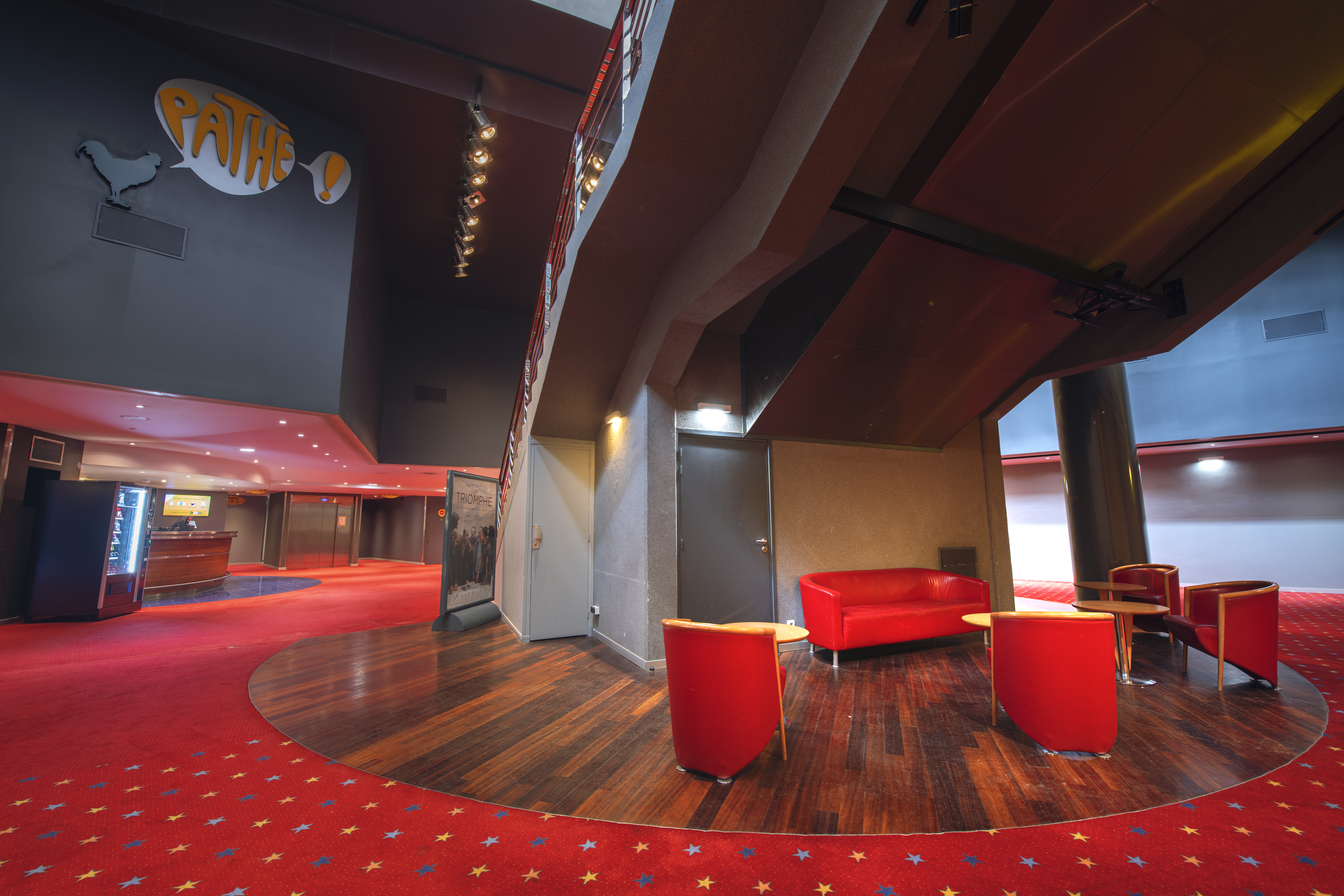 Espace cocktail du cinéma Pathé Boulogne qui se trouve au rez-de-chaussée.