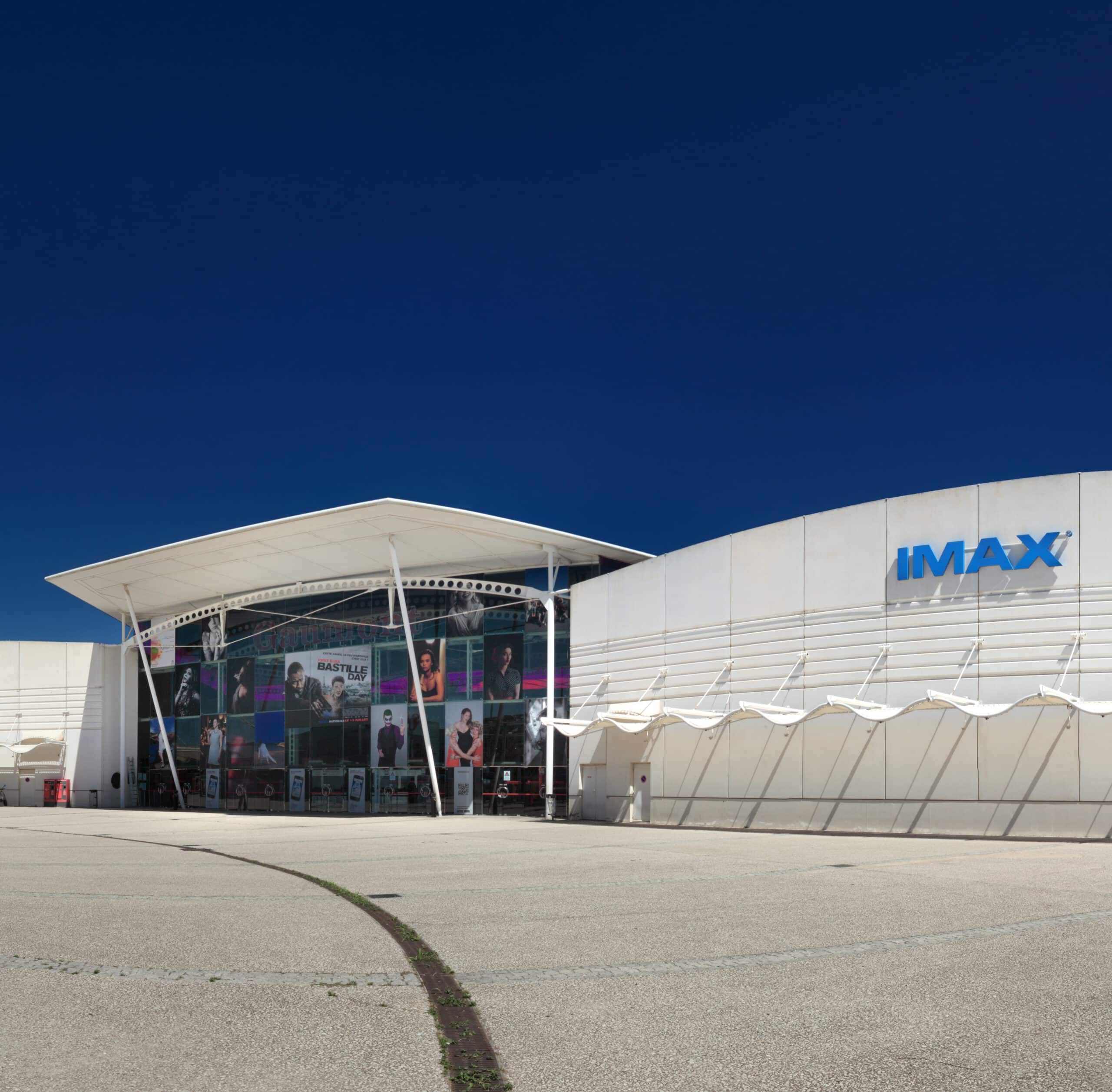 Façade extérieure du cinéma à la lumière du jour avec le logo IMAX apparent.