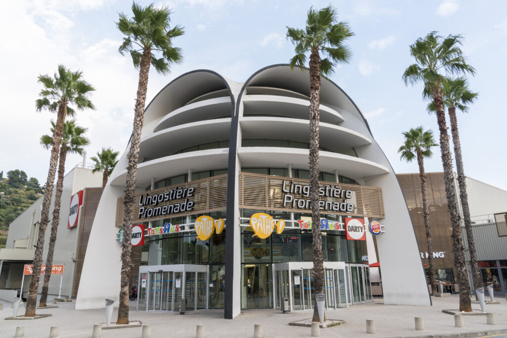 Façade extérieure du cinéma à la lumière du jour.