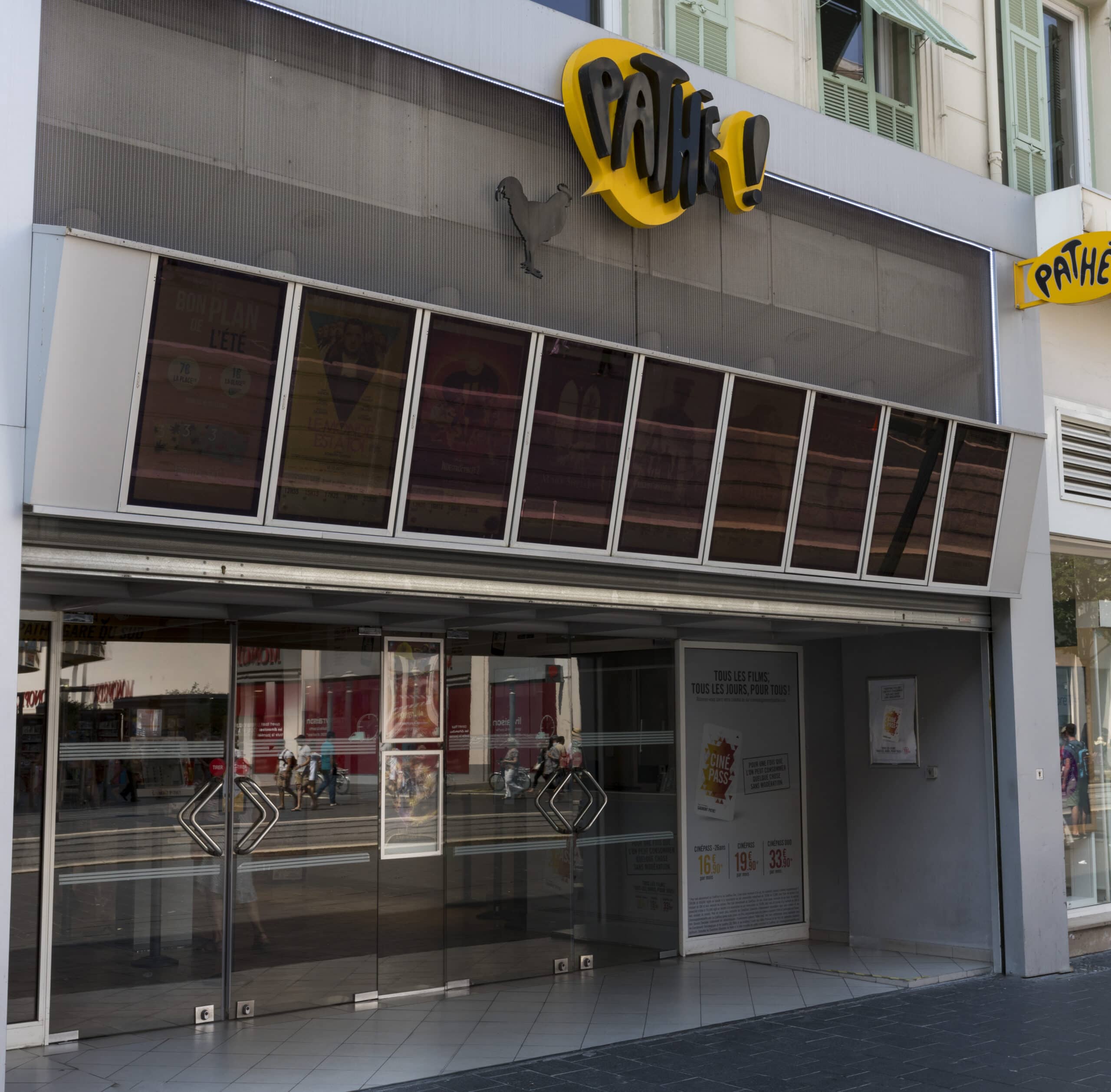 Façade extérieure du cinéma à la lumière du jour avec le logo Pathé apparent.