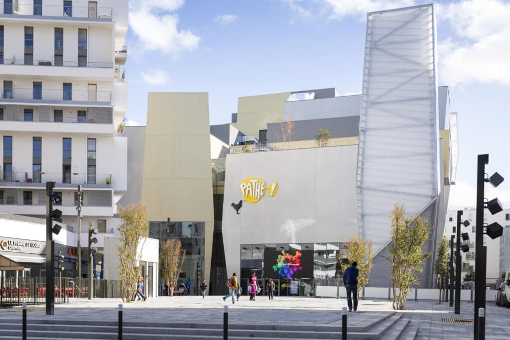 Façade extérieure du cinéma à la lumière du jour avec le logo Pathé apparent.