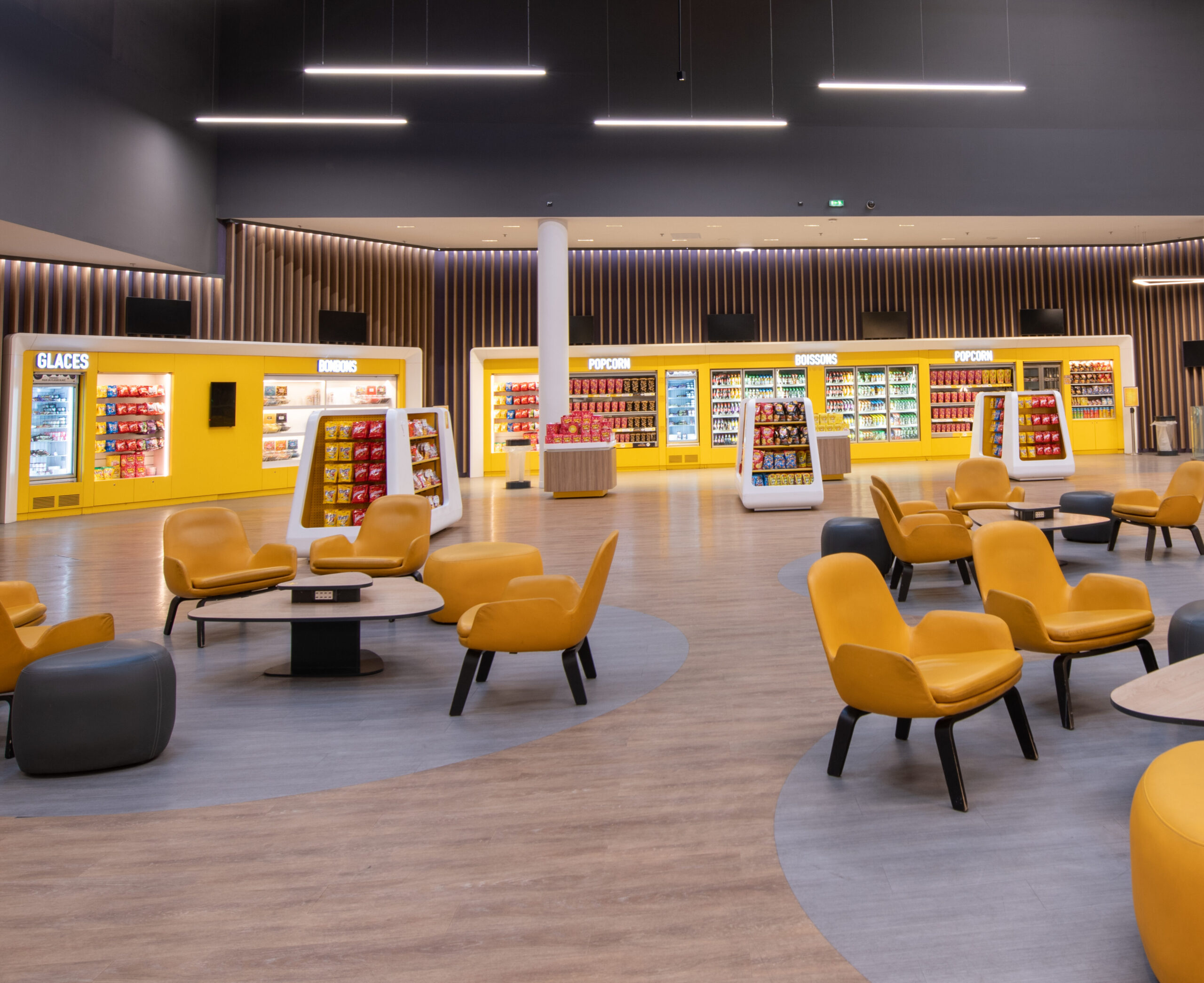 Espace confiserie avec des ilots et des distributeurs.