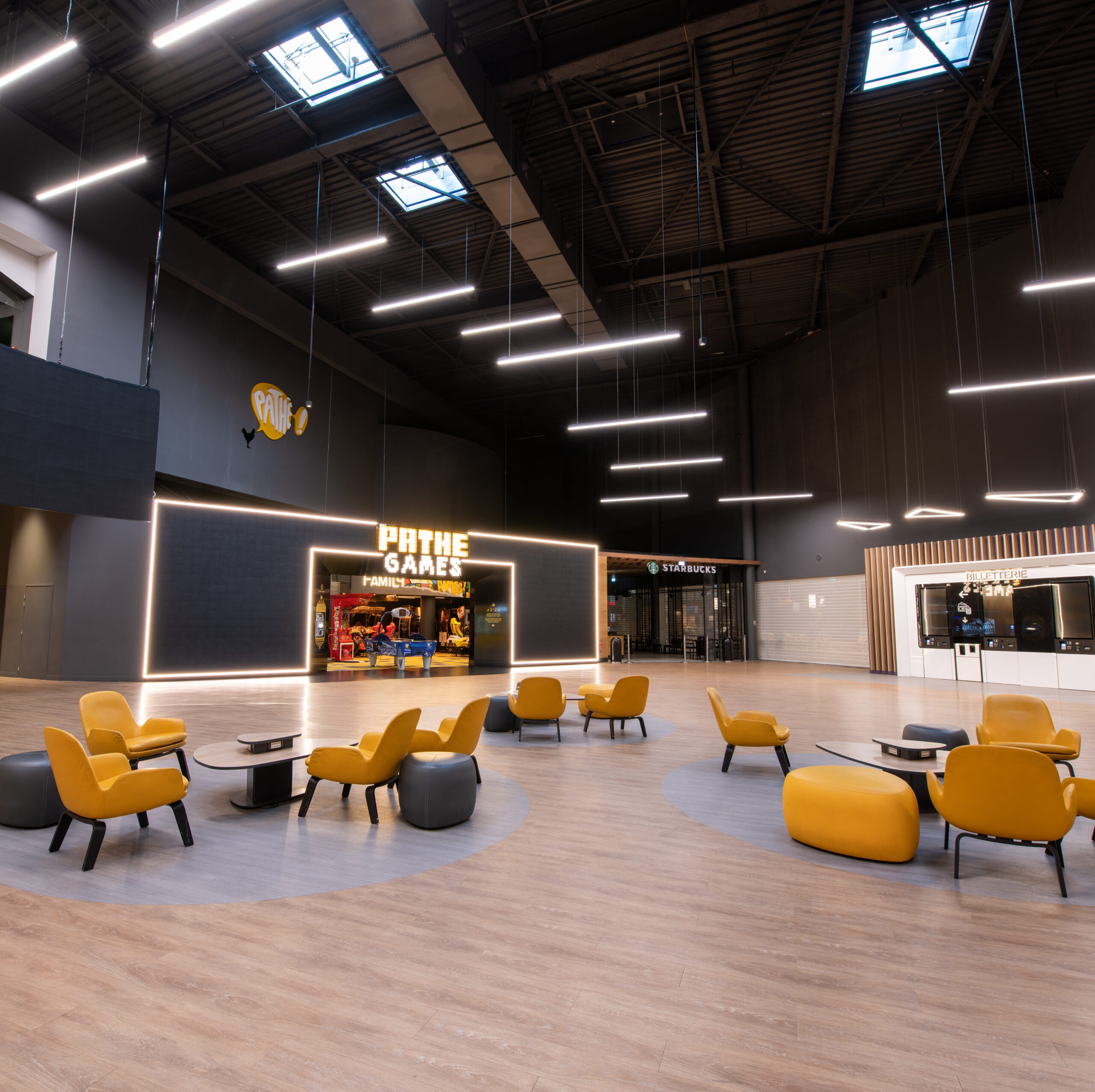Hall spacieux du cinéma, lumineux et qui peut être aménagé pour accueillir des événements et réceptions.