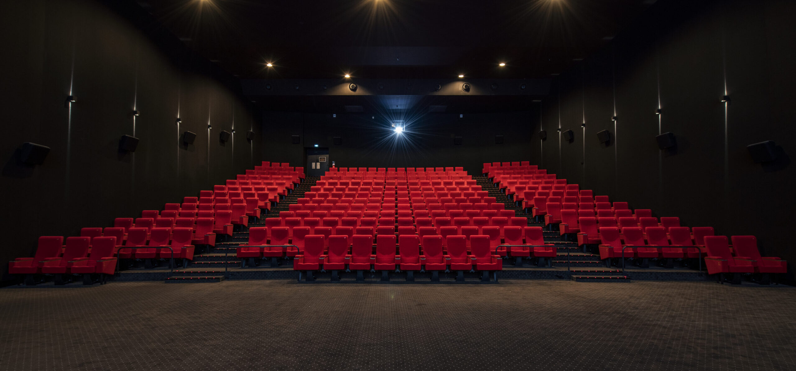 Salle 2 du Pathé Levallois avec 288 fauteuils rouges en velours.