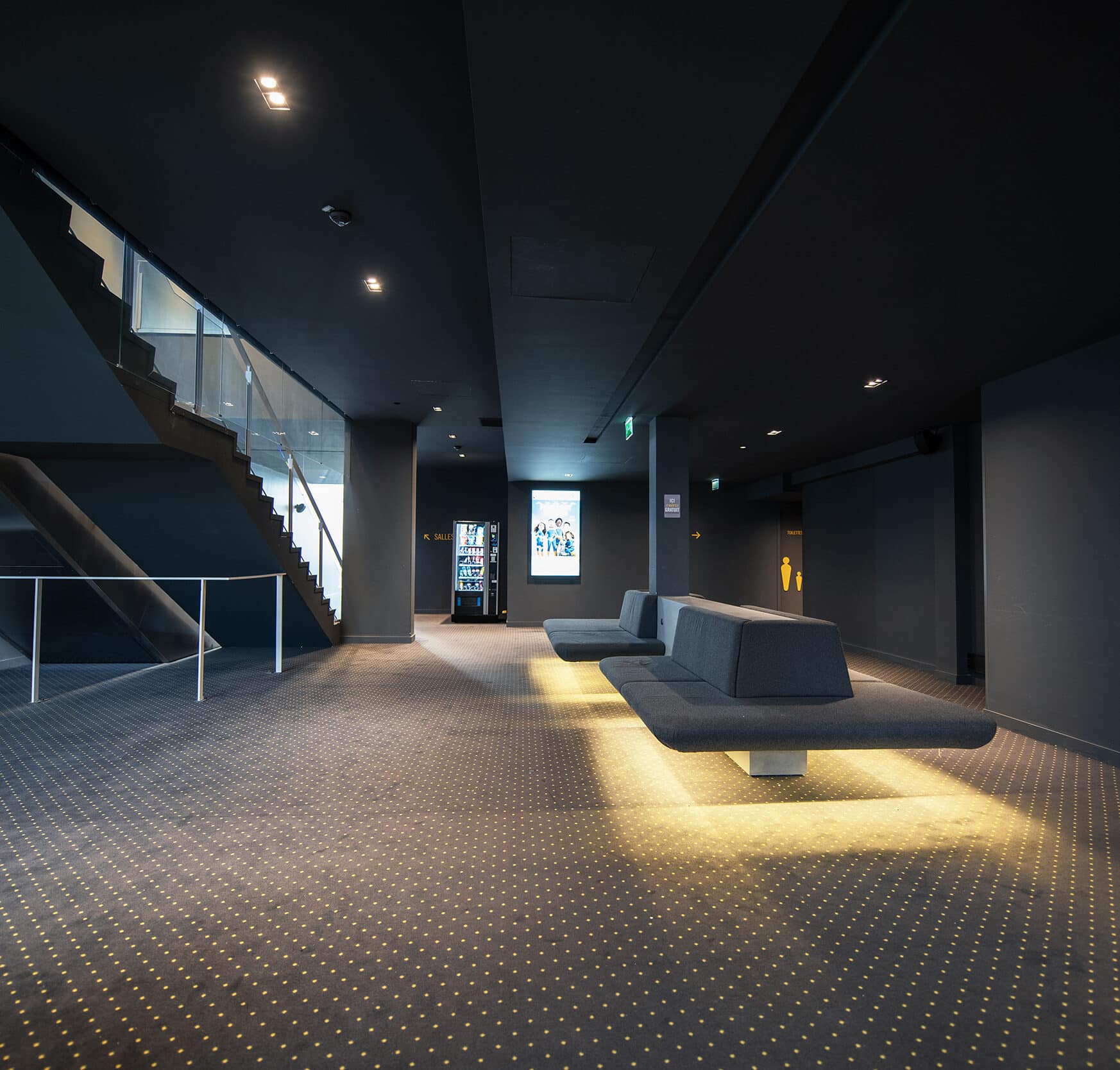 Espace cocktail du cinéma, équipé de canapés, idéal pour des moments conviviaux et des réceptions.