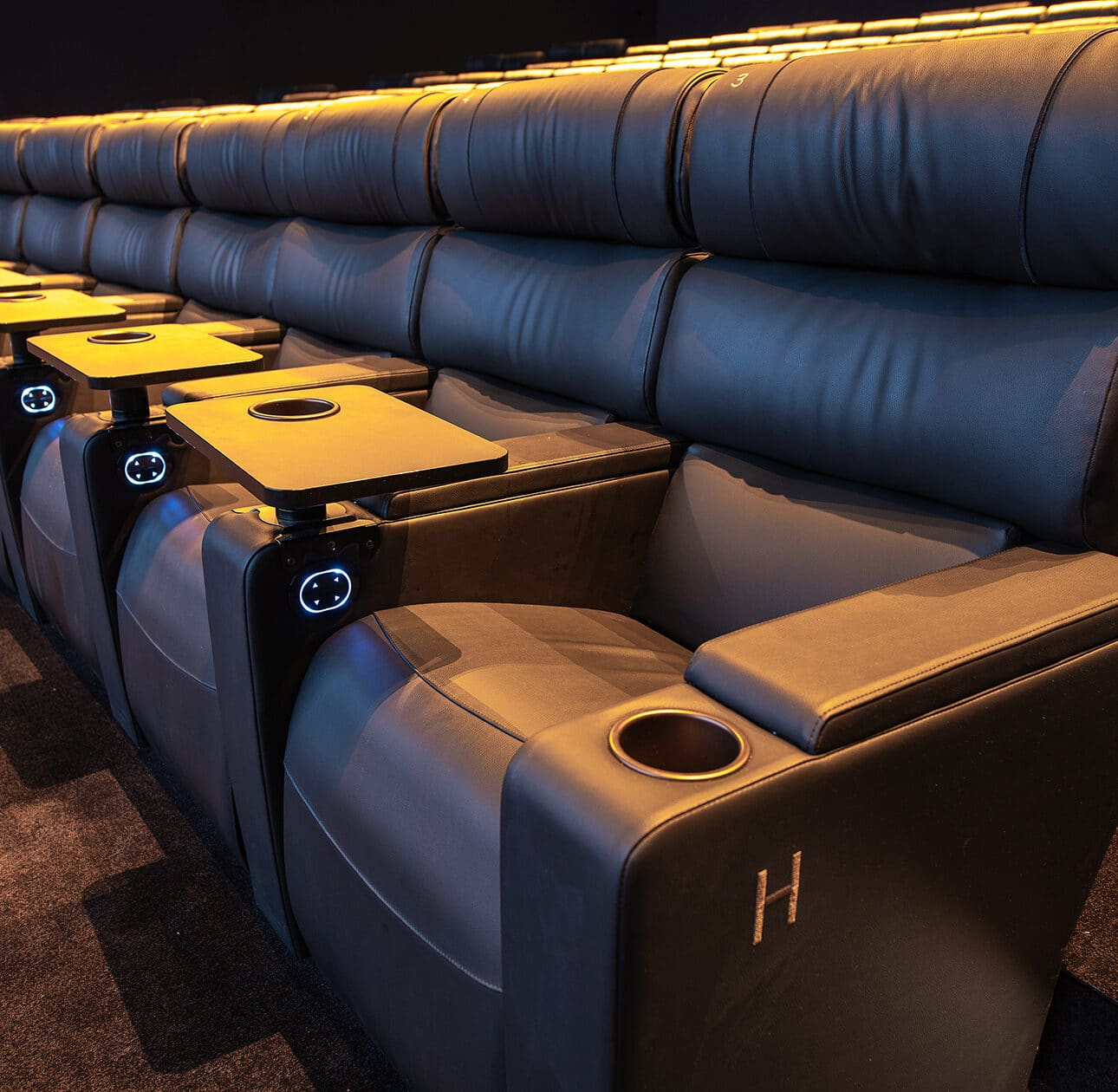 Détail du confort des fauteuils en cuir noir dans les salles de nos cinémas.