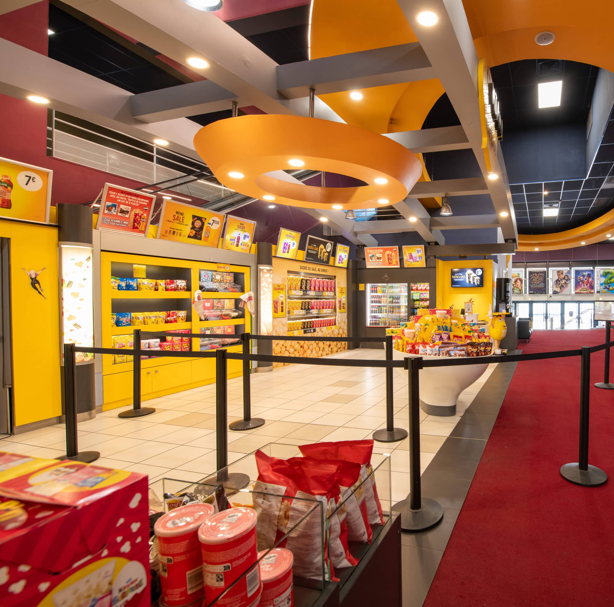 Espace confiserie avec des ilots et des distributeurs.